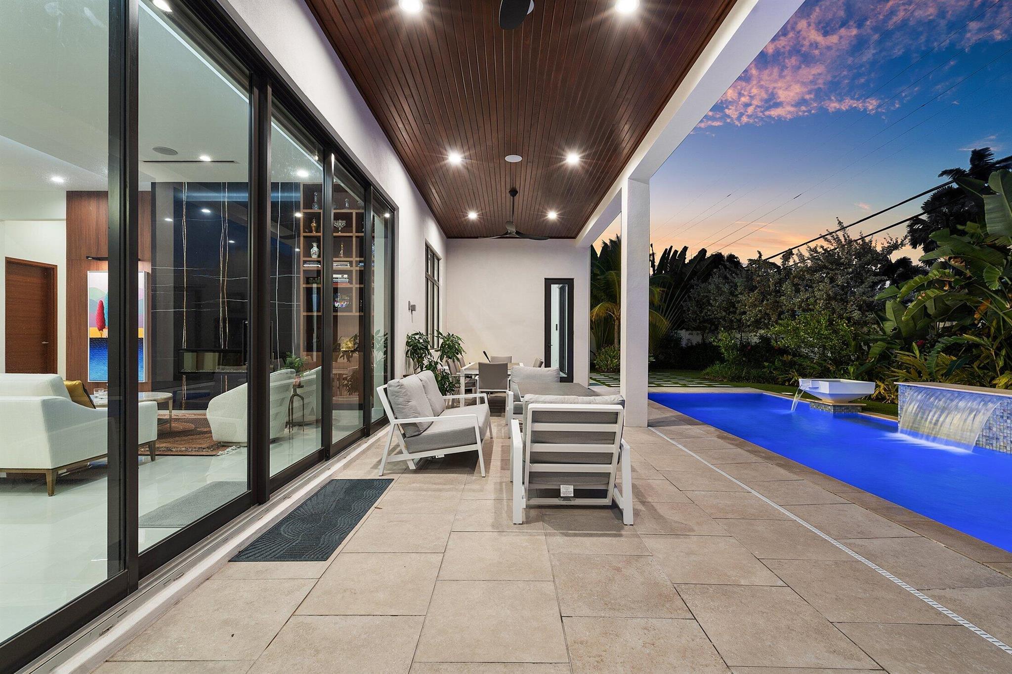 450 NE 10th Street