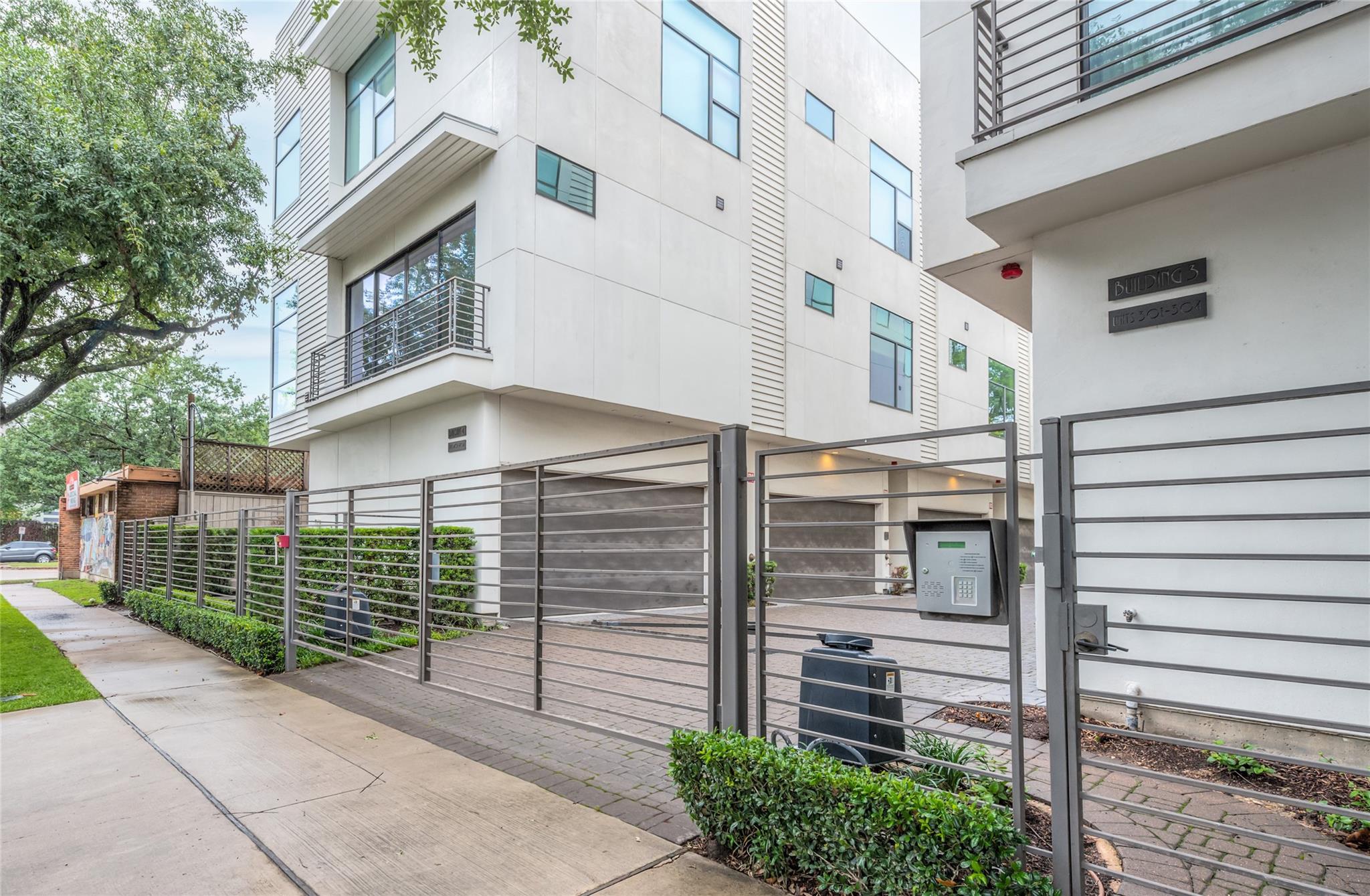 1004 California Street # 402