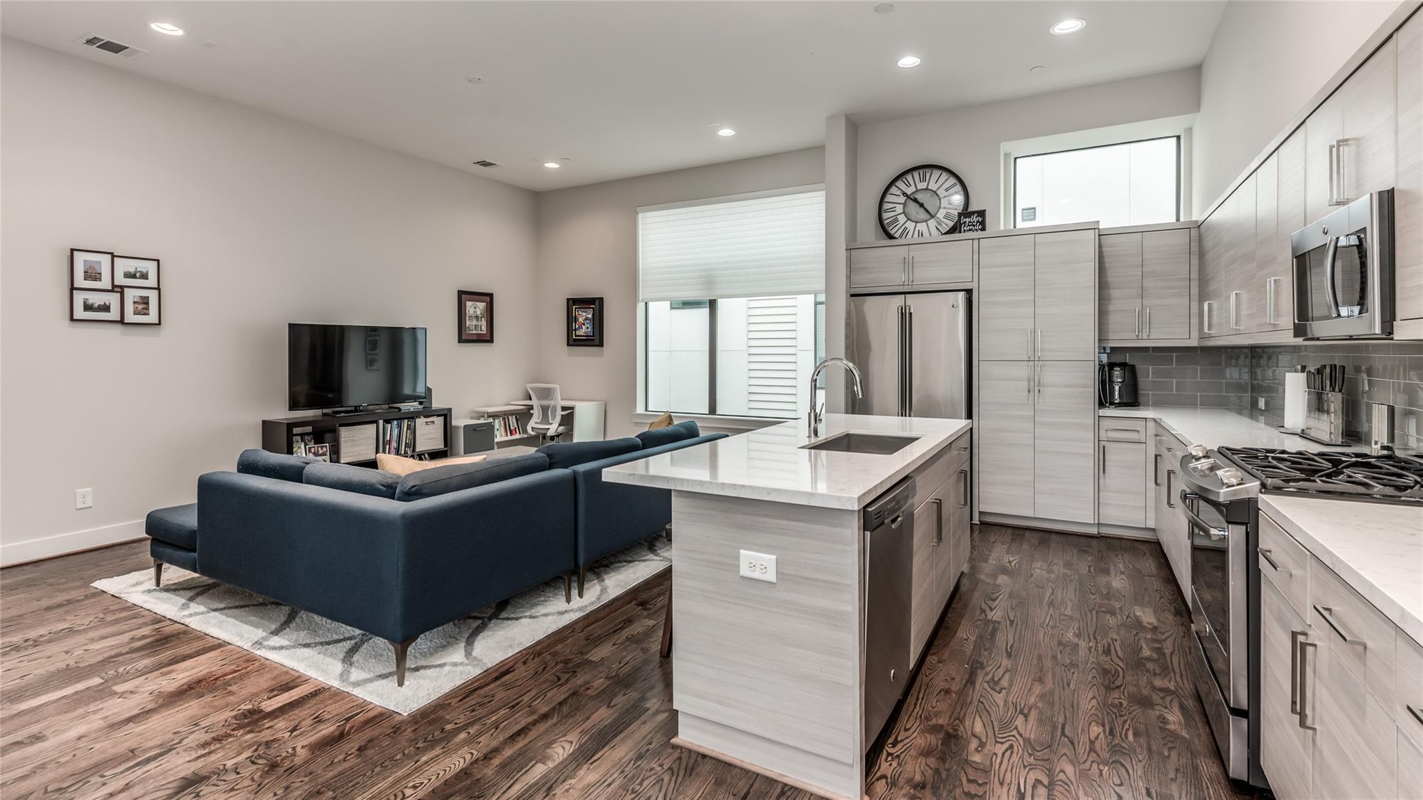 1004 California Street # 402