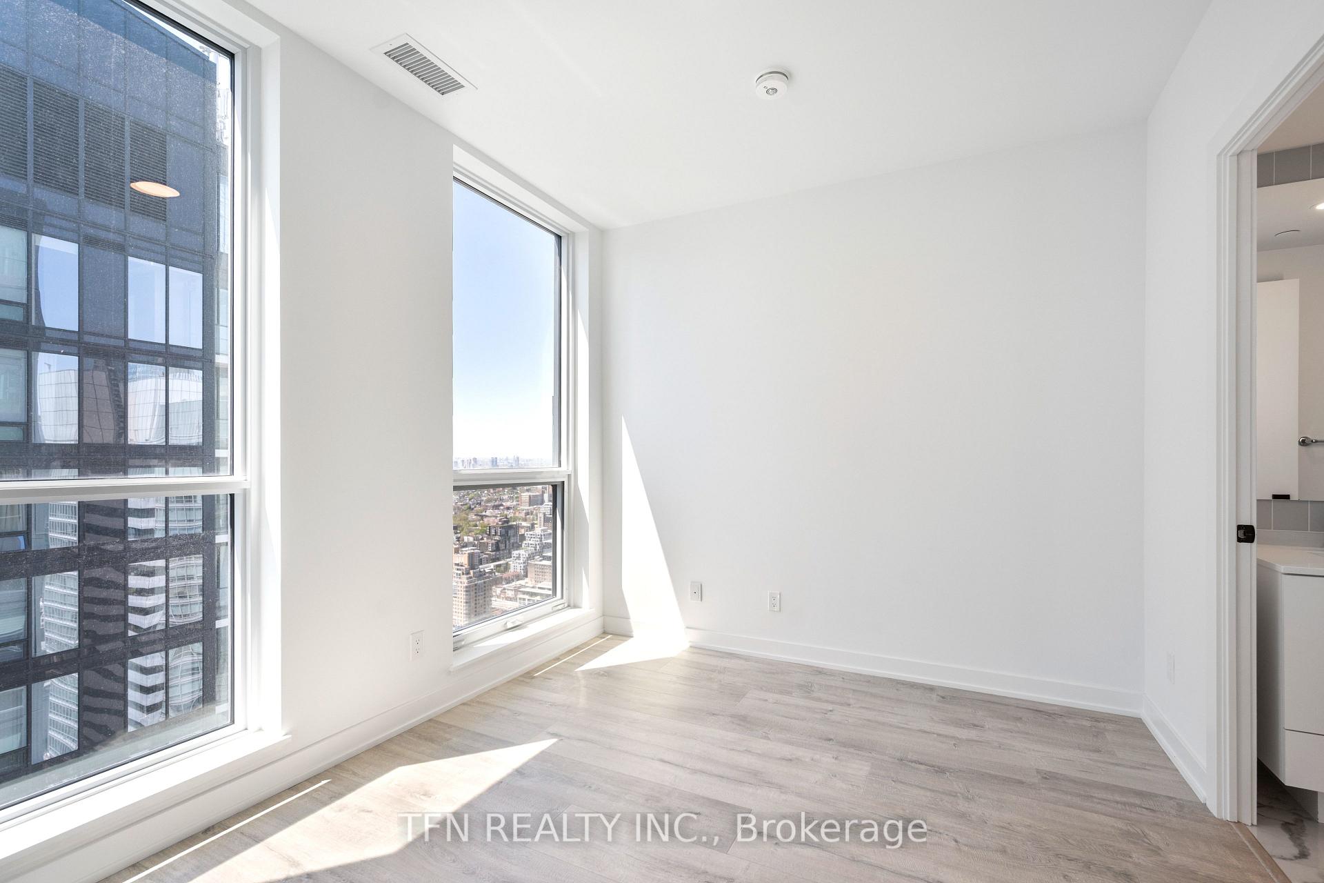 327 King Street W 4704, Toronto Unit: 4704