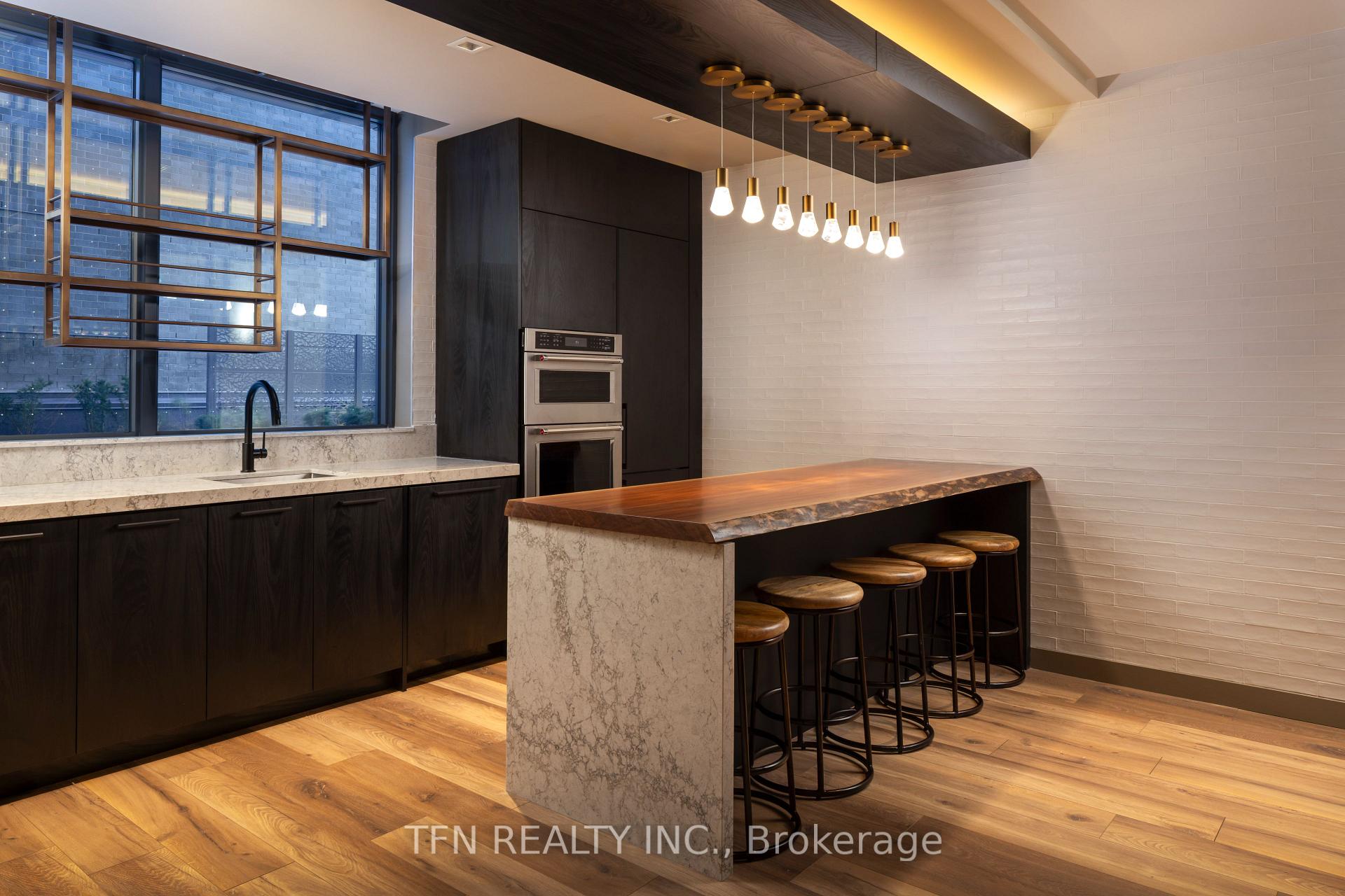 327 King Street W 4704, Toronto Unit: 4704