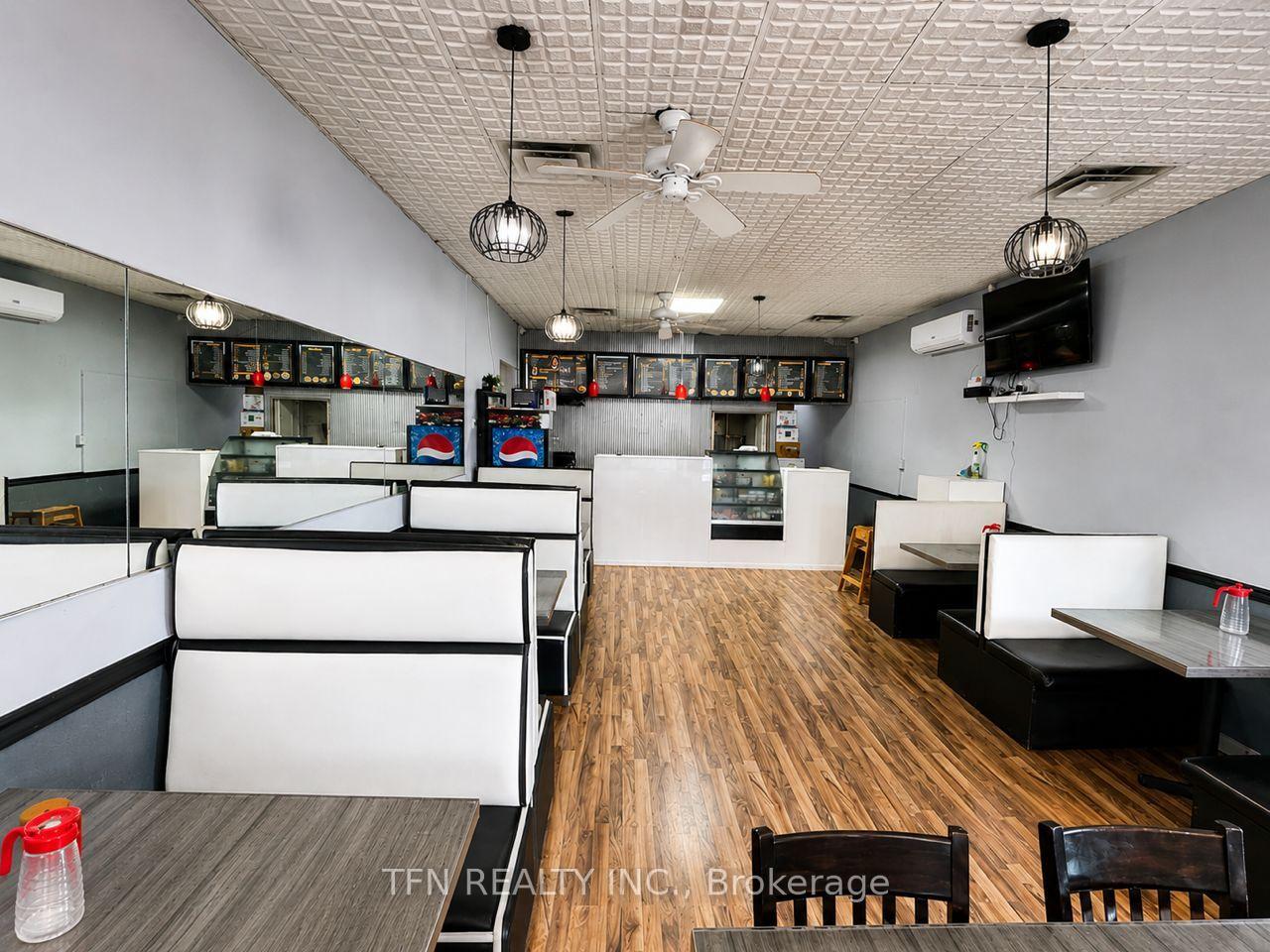 433 Simcoe Street S 3