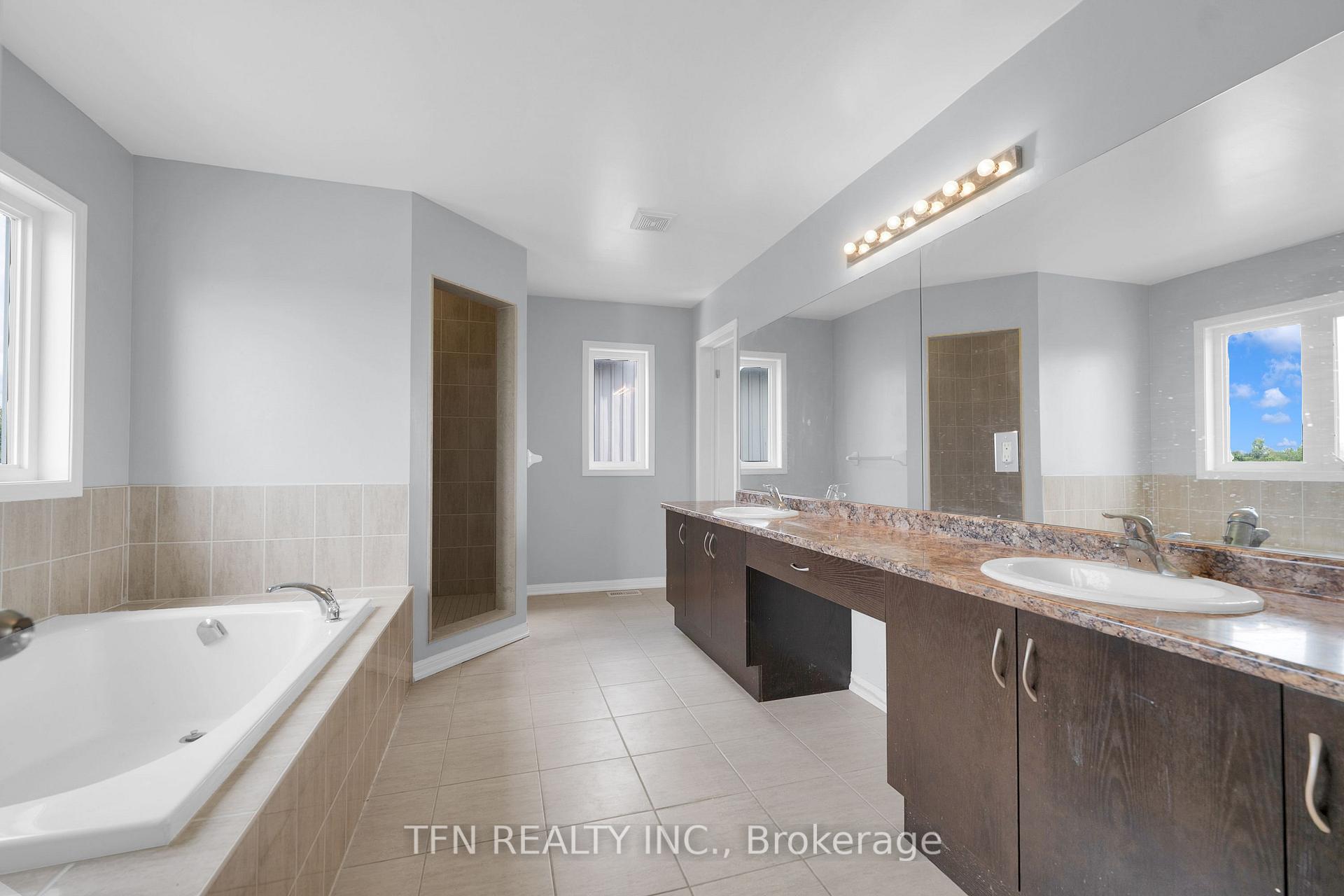24 Don Hadden Crescent