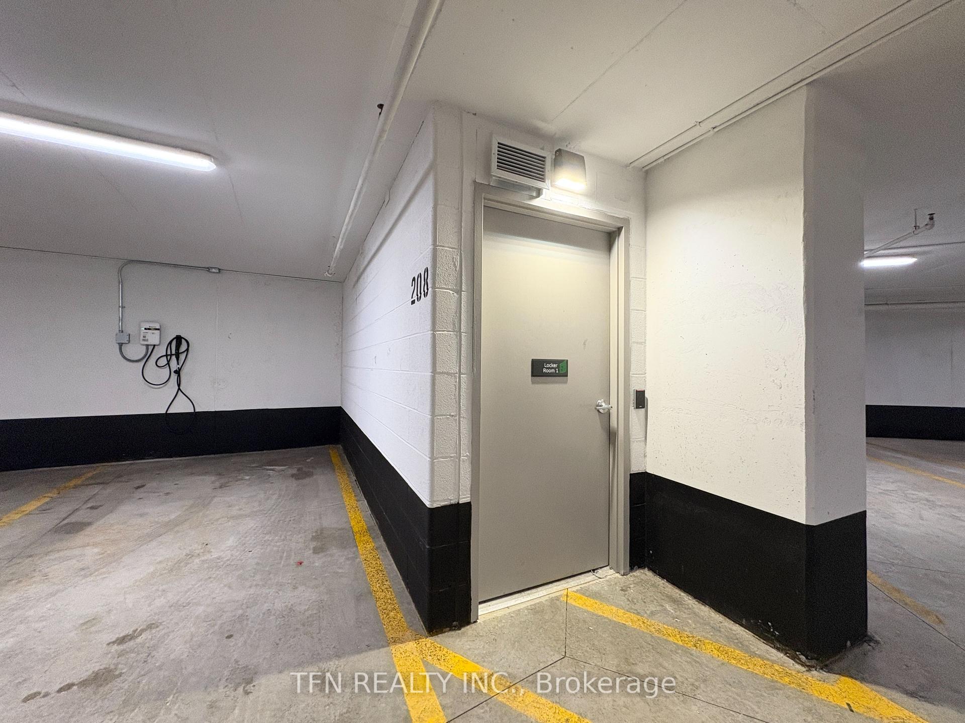 2495 Eglinton Avenue W 1703