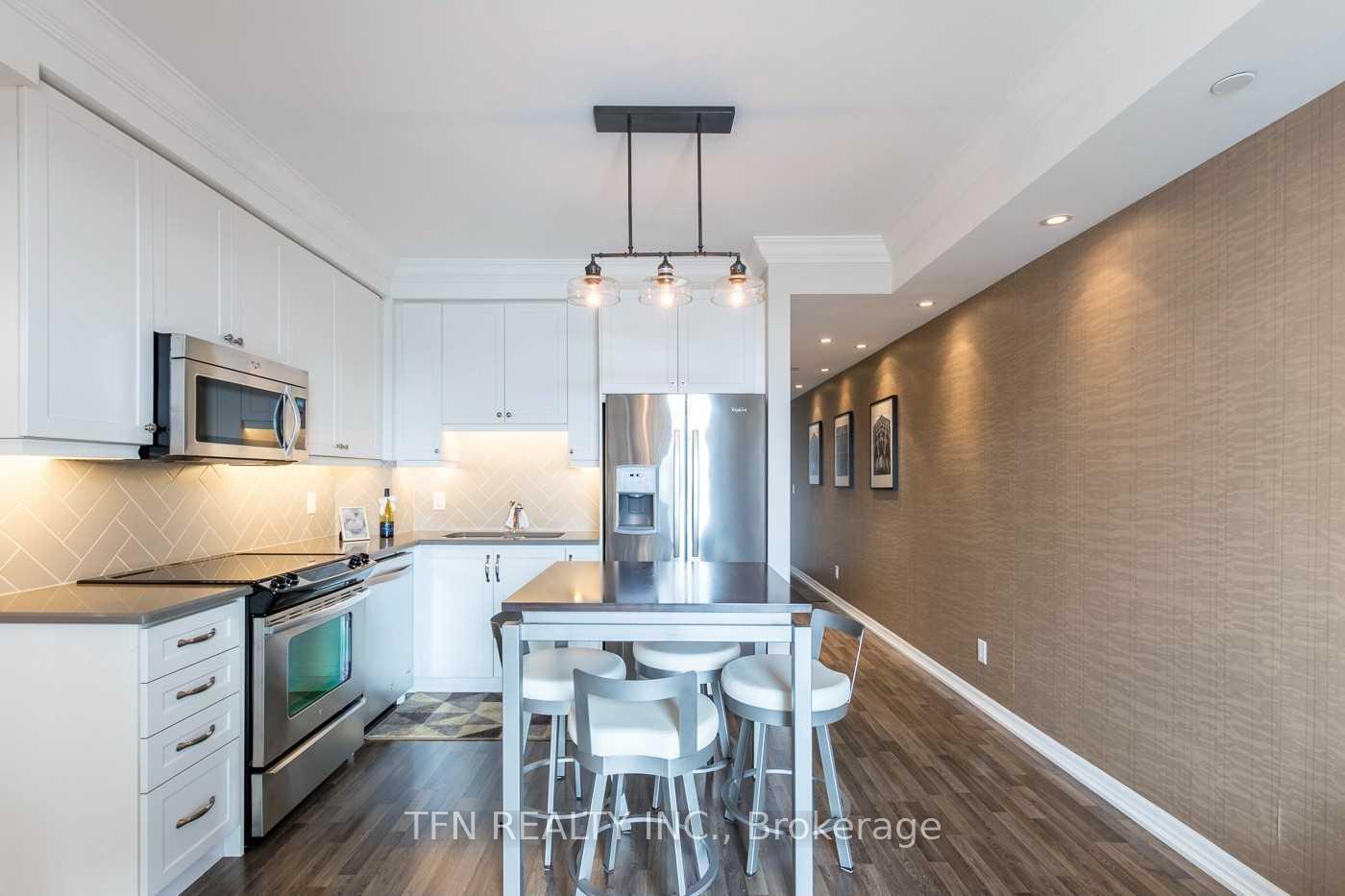 3563 Lake Shore Boulevard W 411