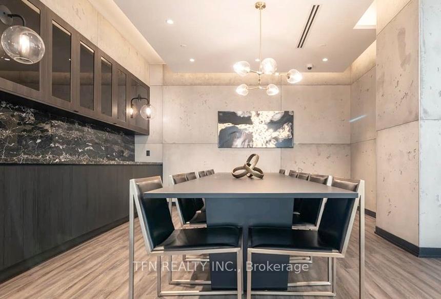 251 Manitoba Street 1807