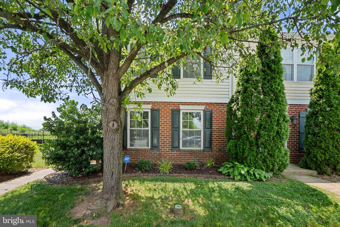 585 Lancaster Pl