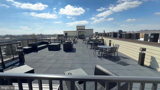 701 N HENRY STREET 211
