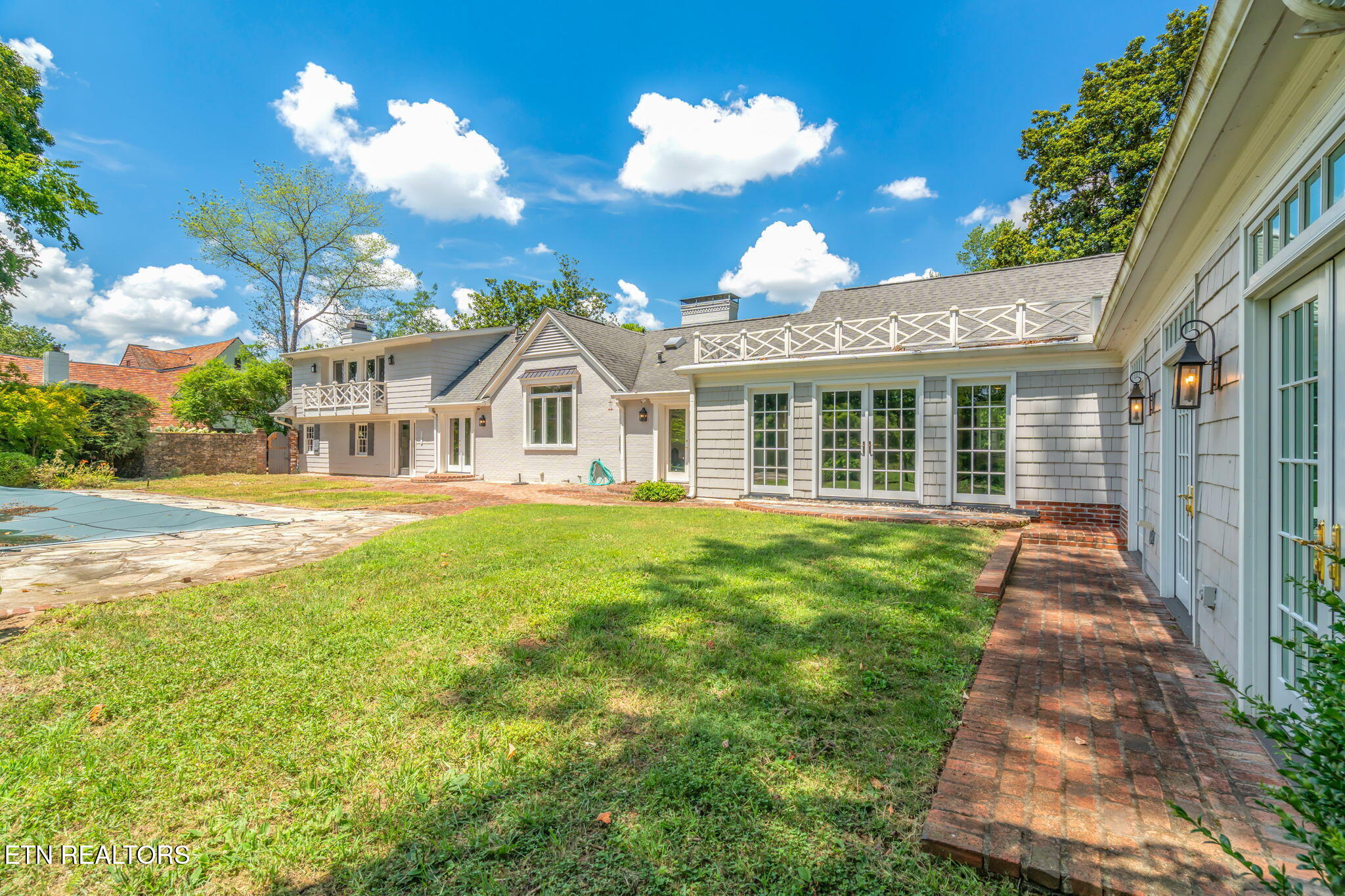 2216 Cherokee Blvd