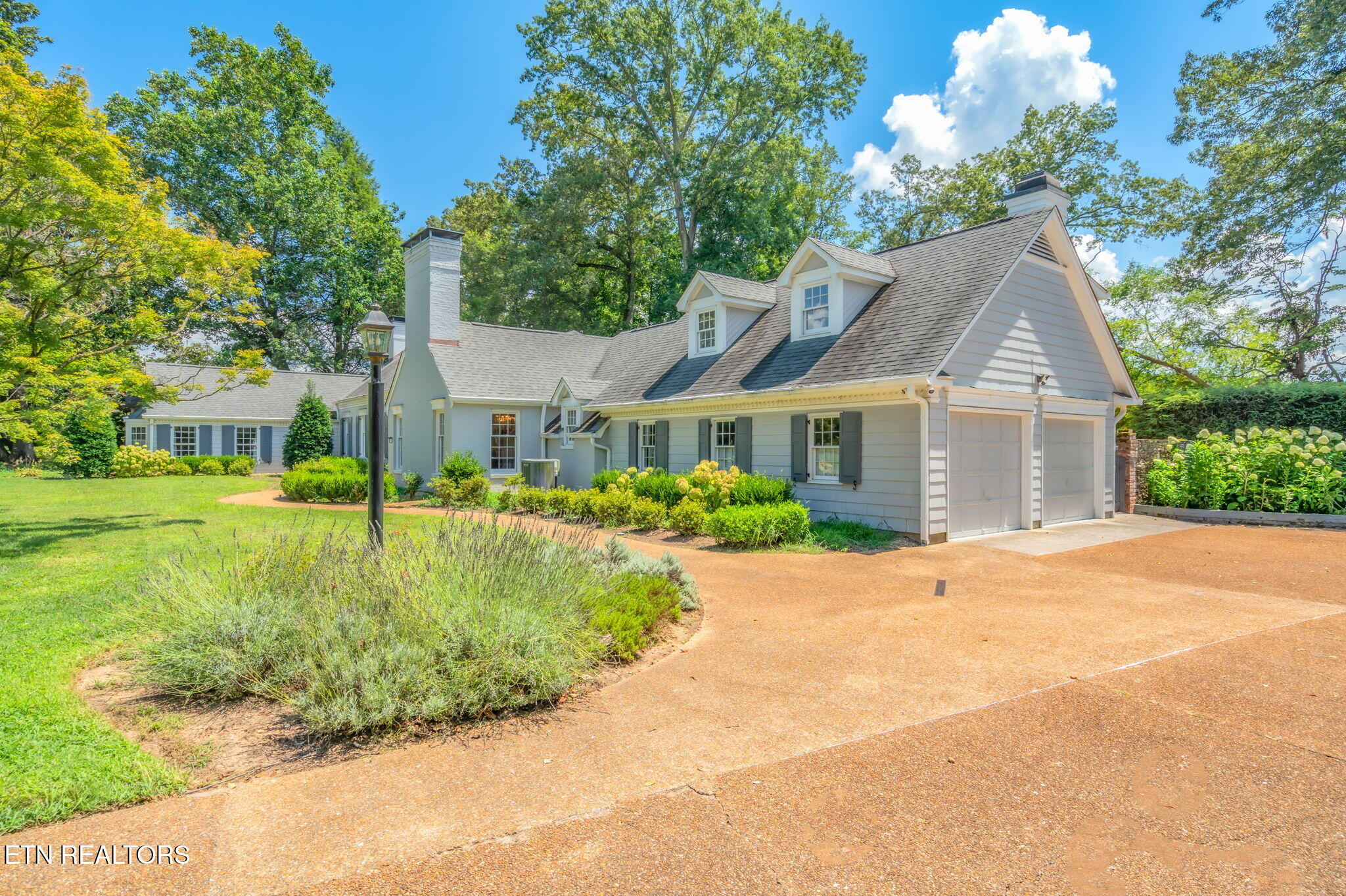 2216 Cherokee Blvd