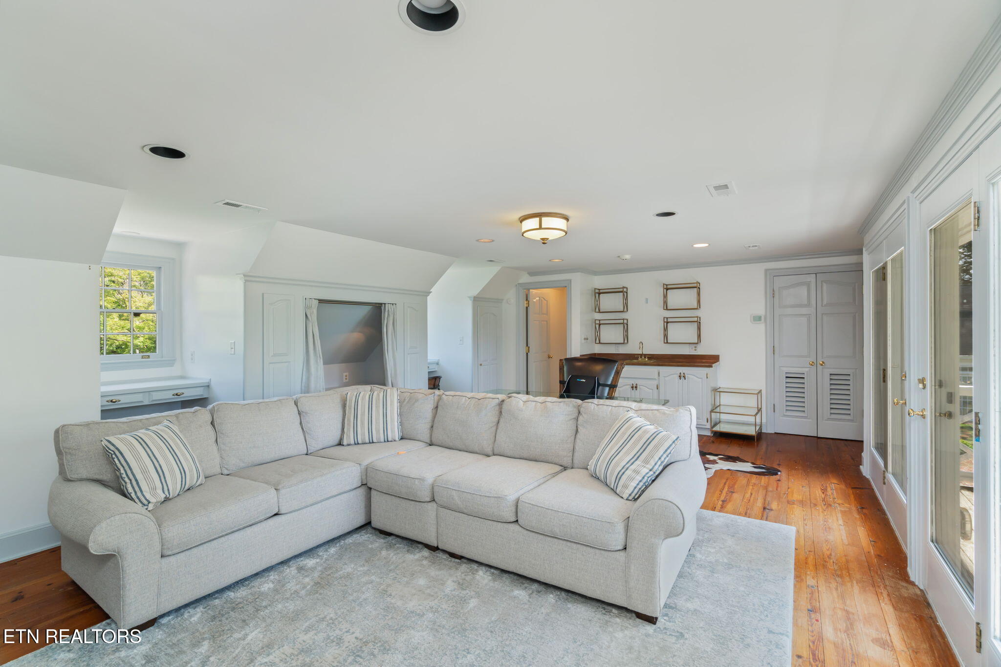 2216 Cherokee Blvd
