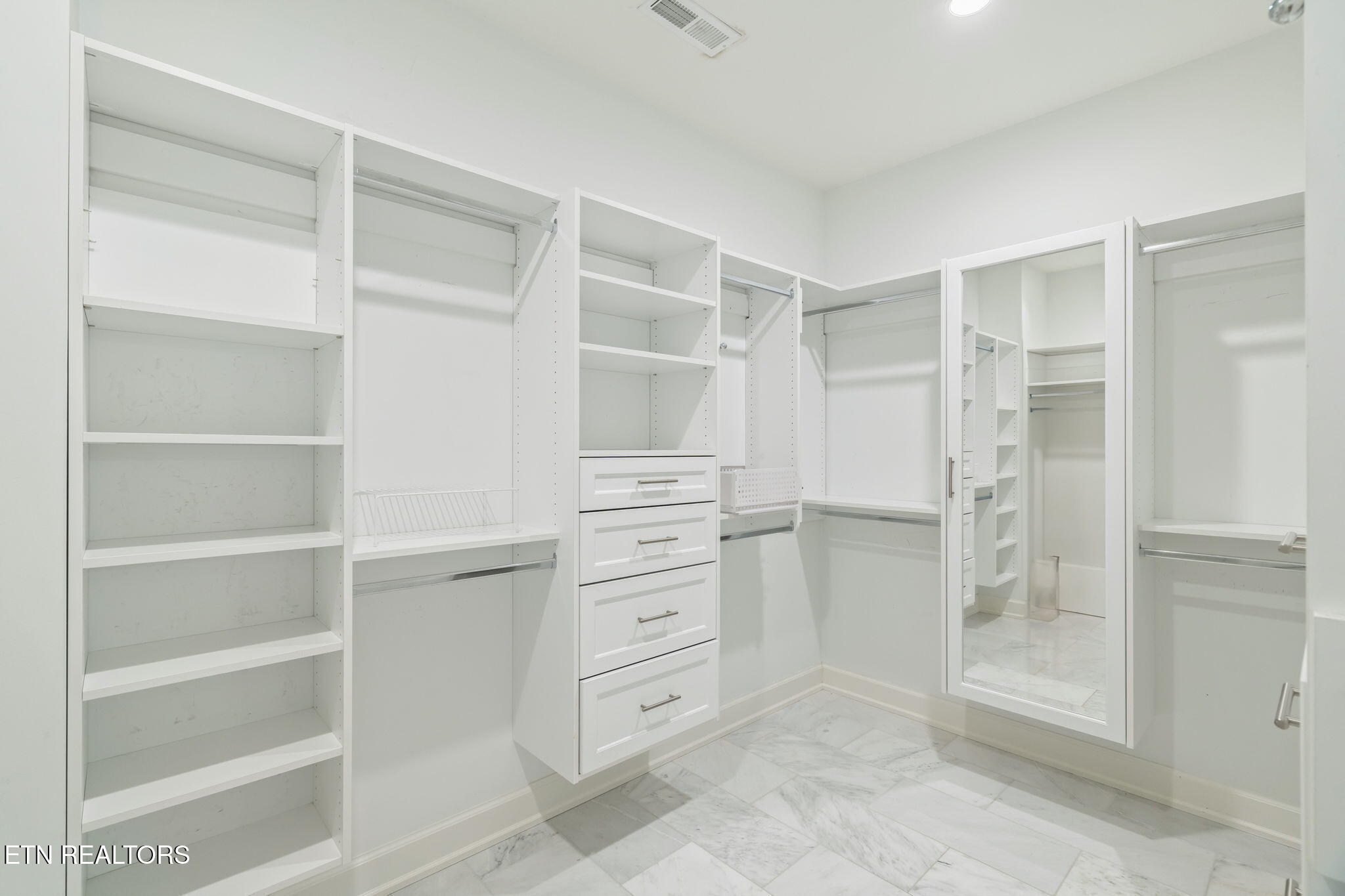 2216 Cherokee Blvd