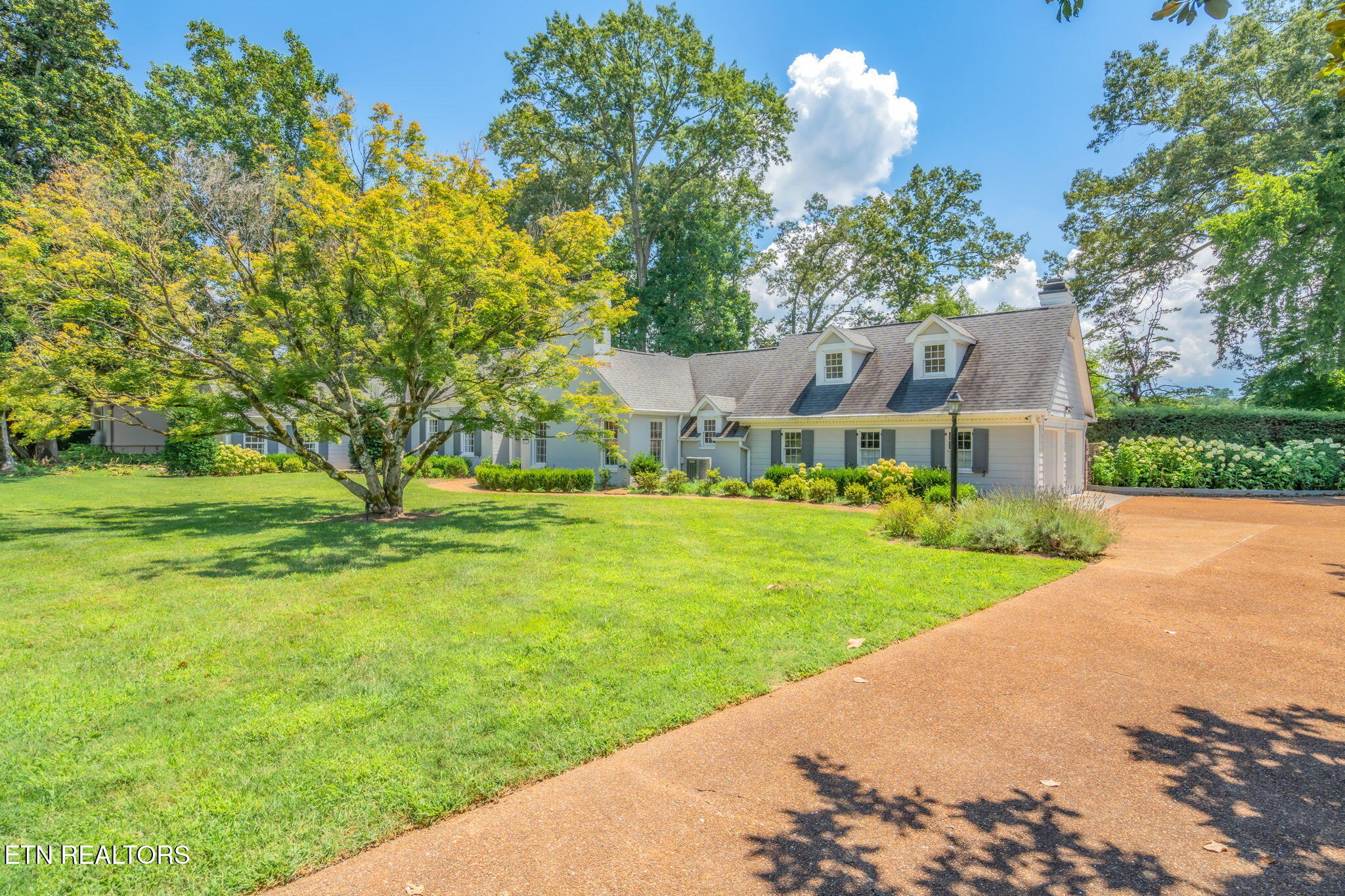 2216 Cherokee Blvd