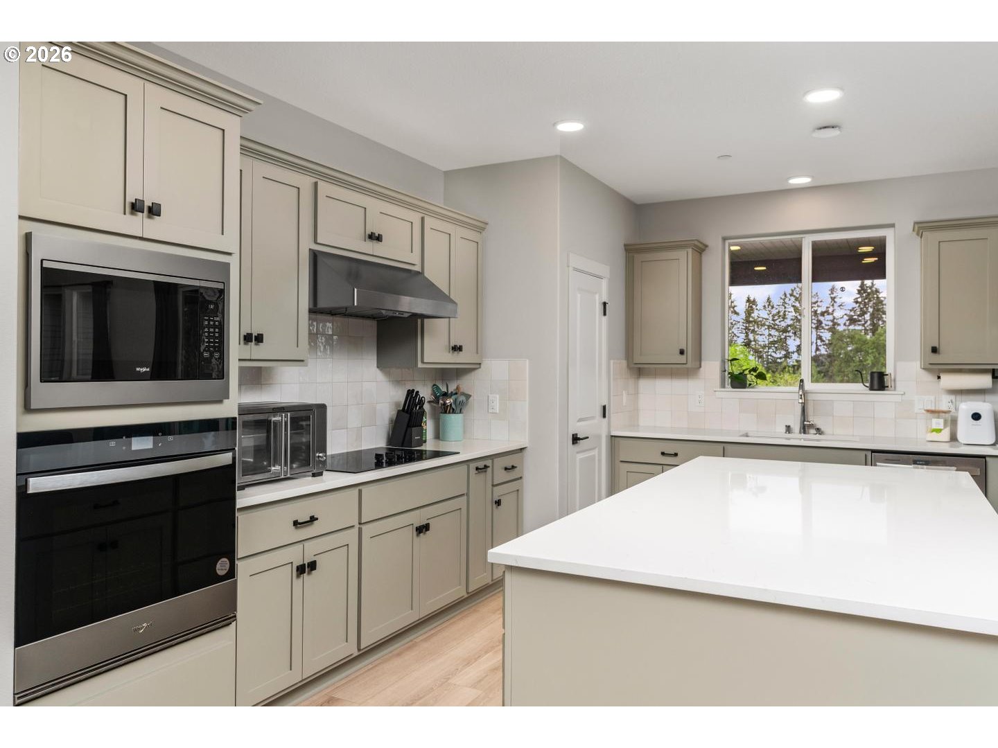 124 W 20TH WAY