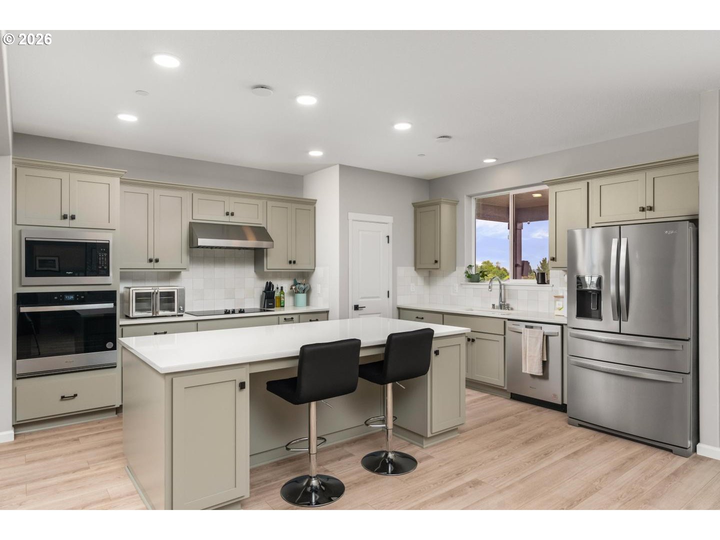 124 W 20TH WAY