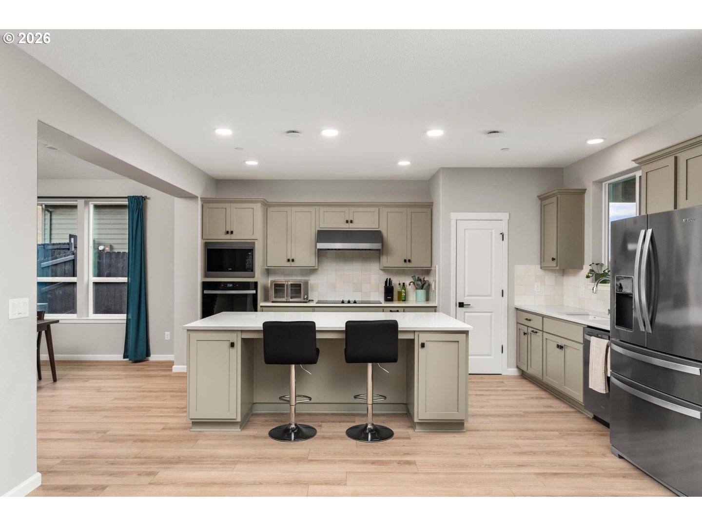 124 W 20TH WAY