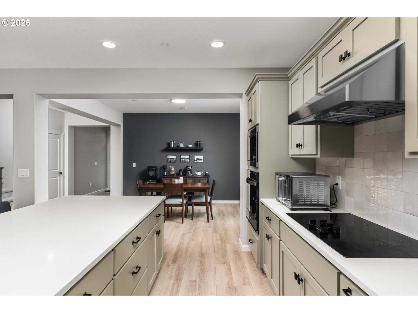 124 W 20TH WAY