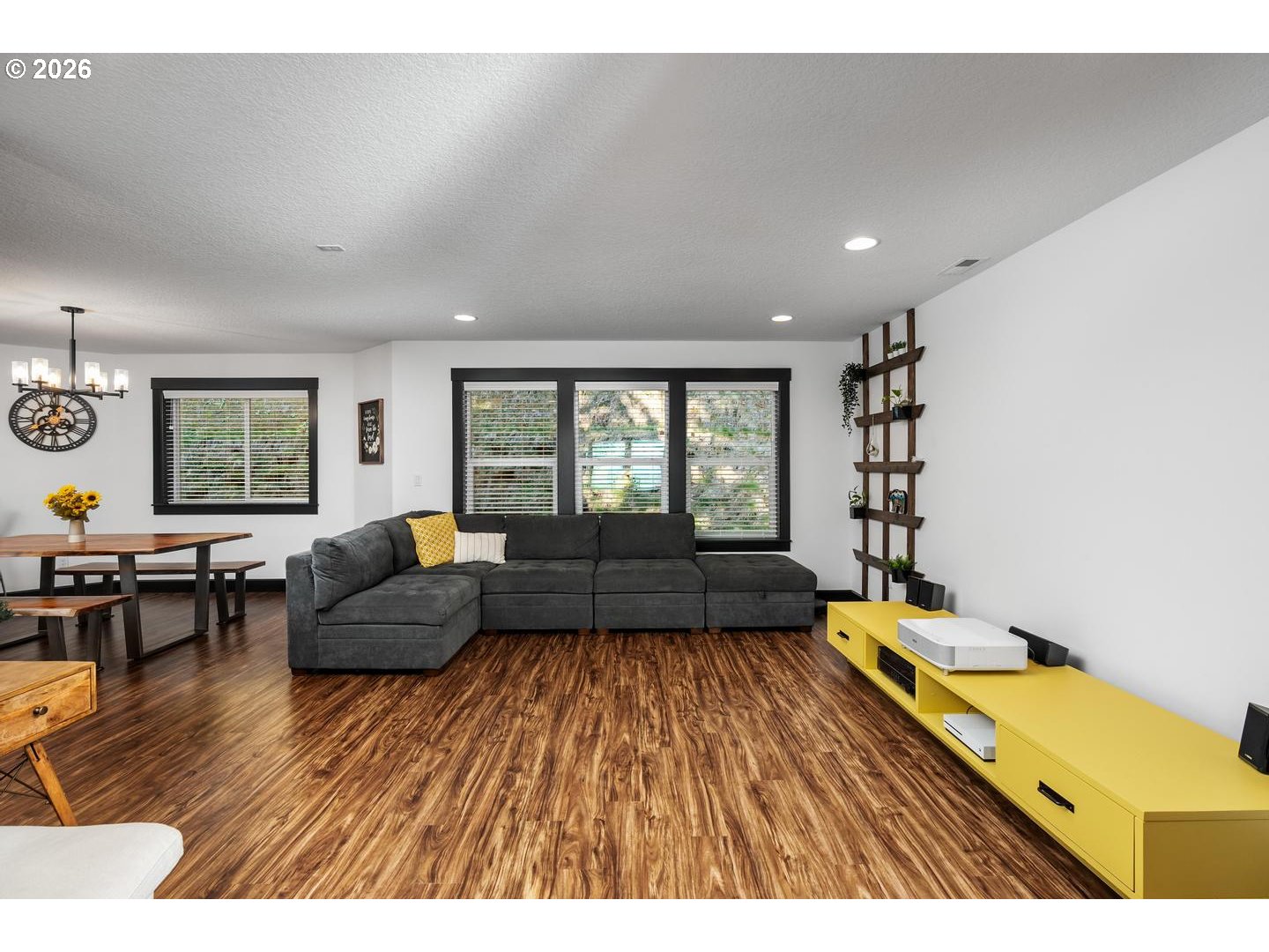 335 HILLSDALE DR