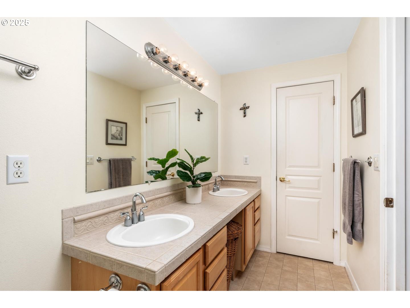 1060 W LOOKOUT RIDGE DR