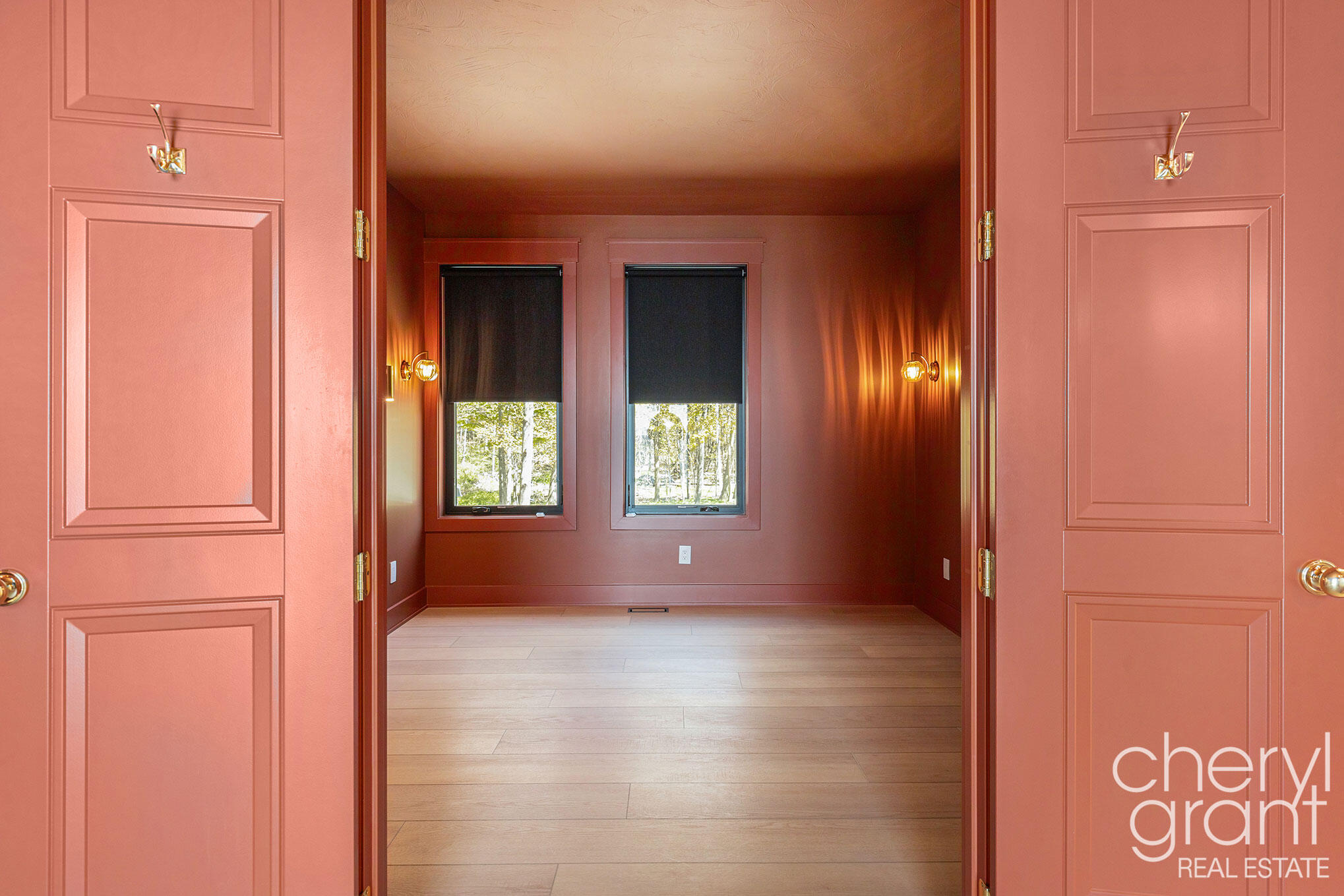 2576 Lakeshore Drive