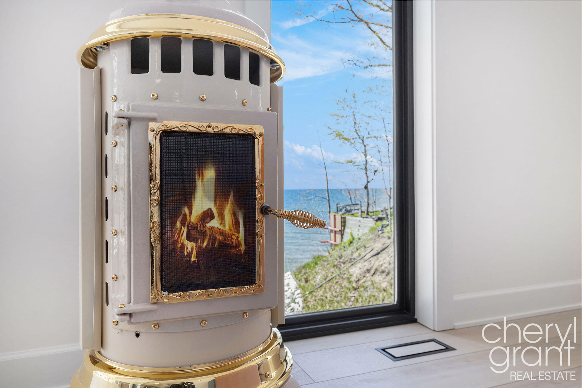 2576 Lakeshore Drive