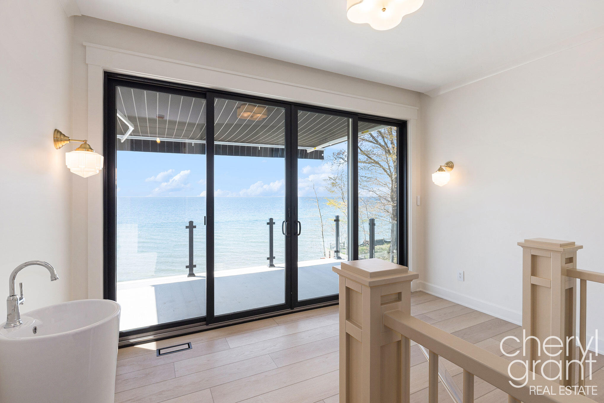 2576 Lakeshore Drive