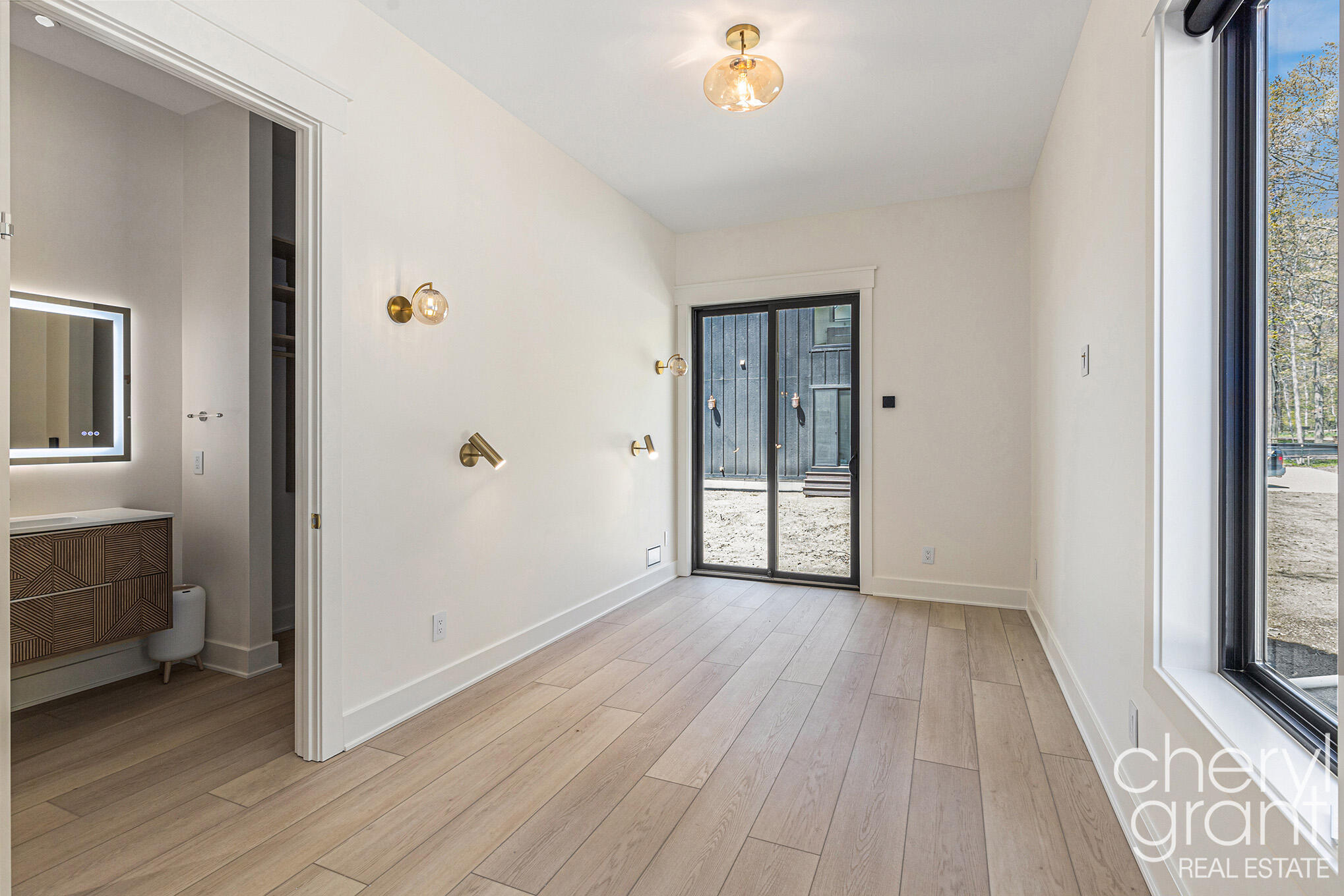 2576 Lakeshore Drive