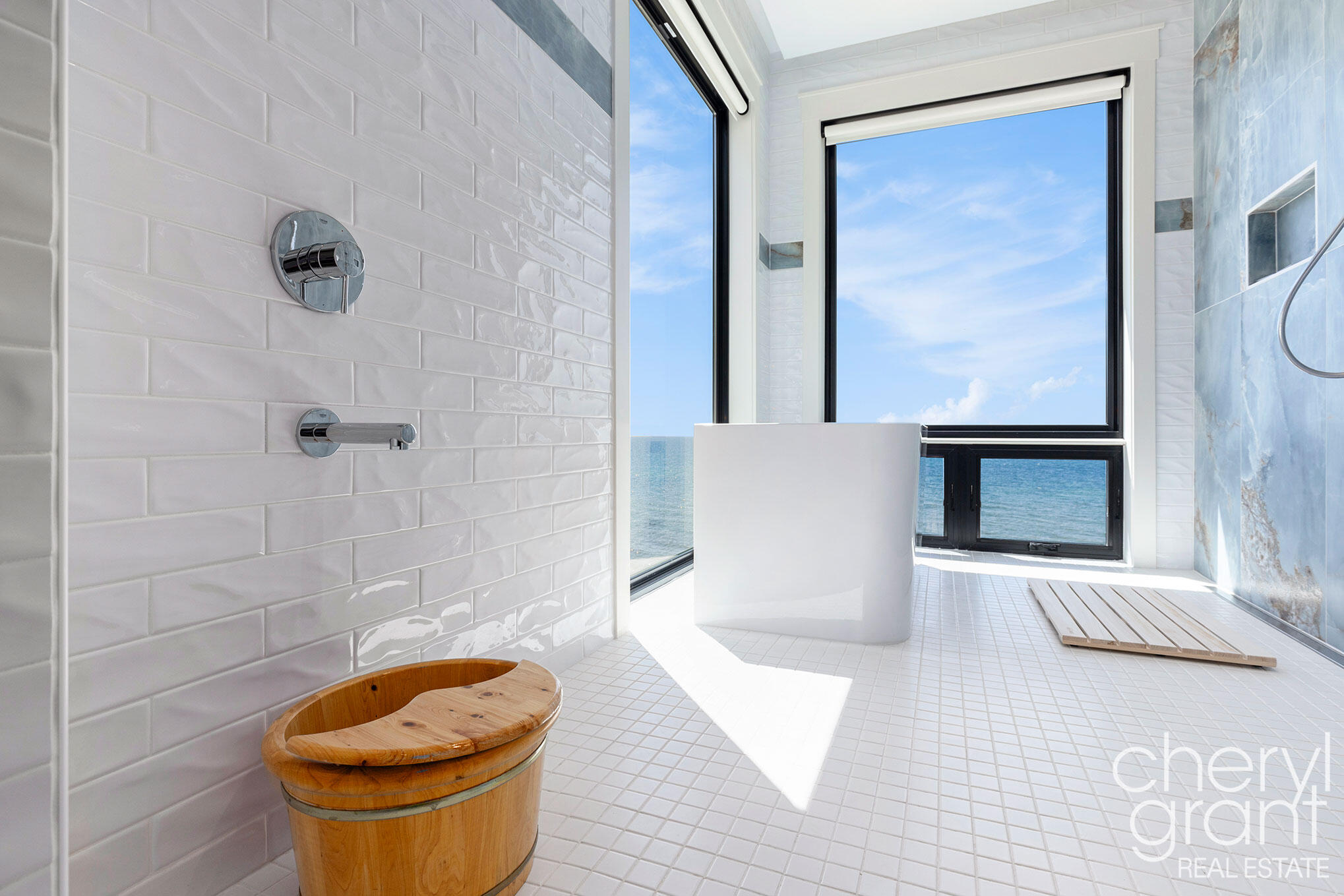 2576 Lakeshore Drive