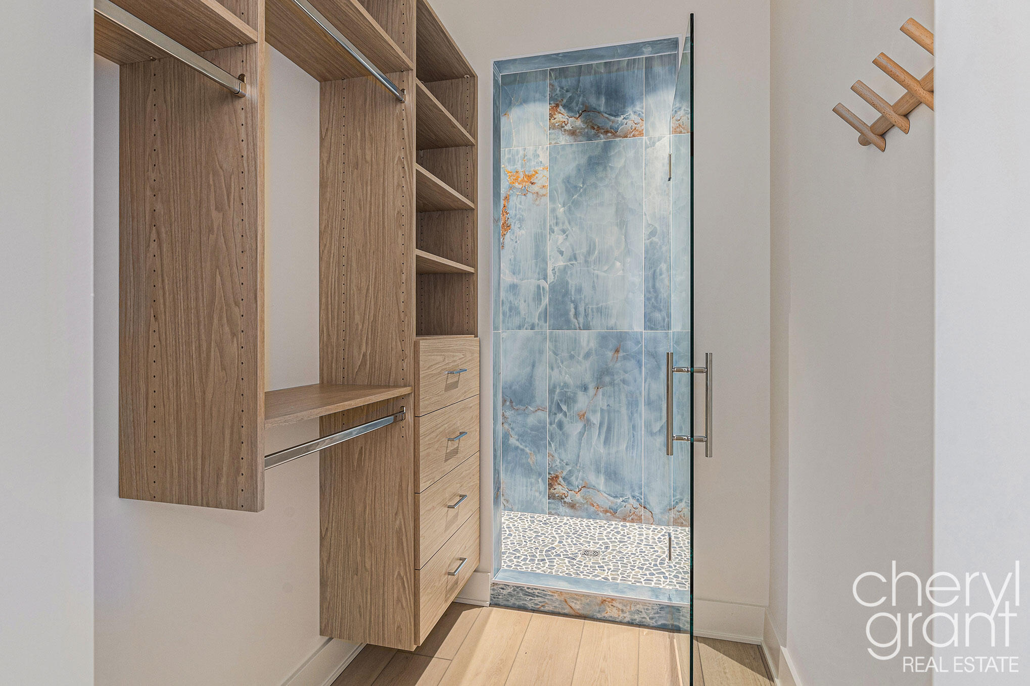 2576 Lakeshore Drive