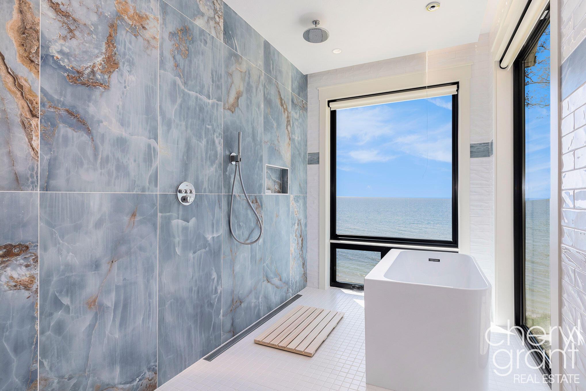 2576 Lakeshore Drive