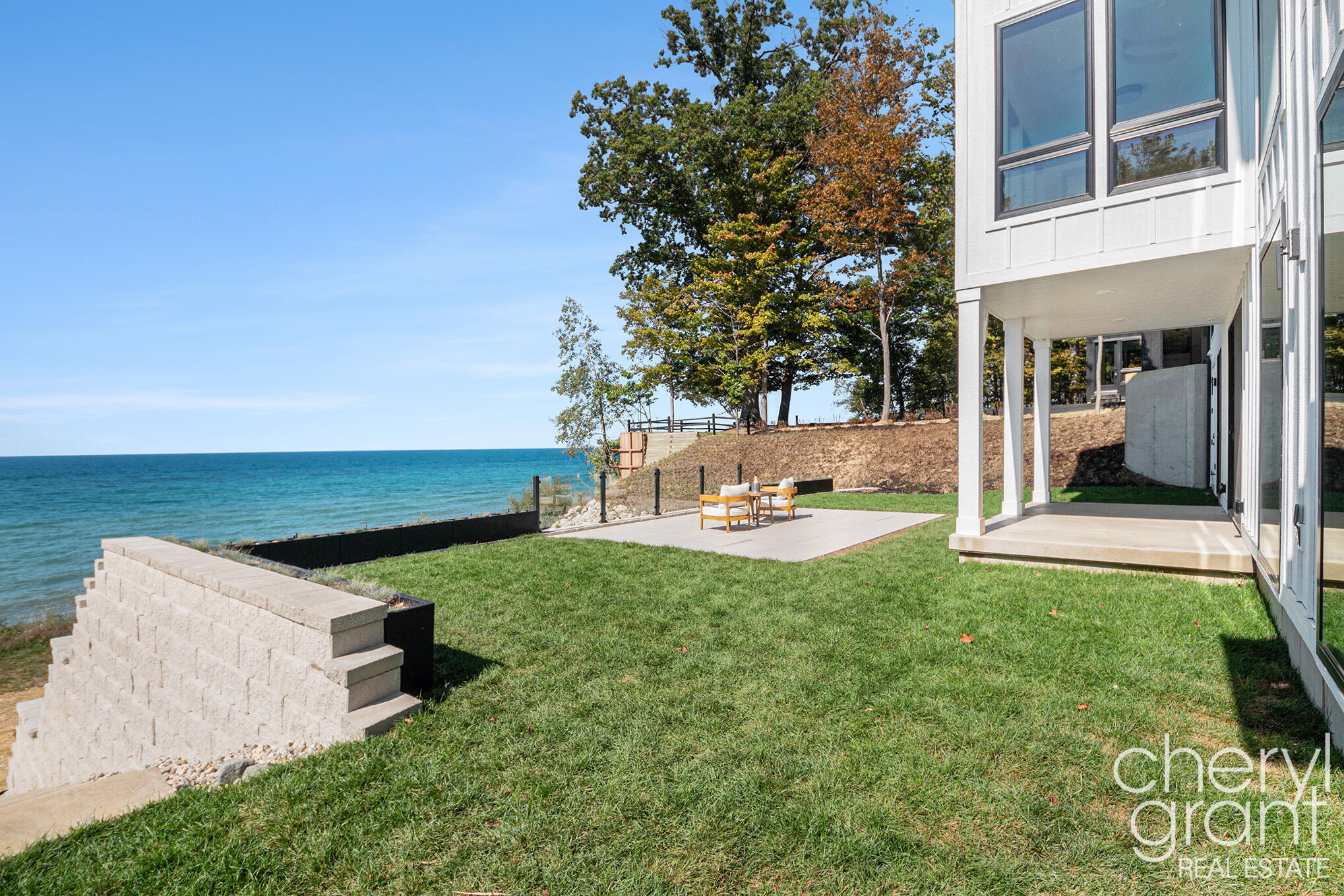 2576 Lakeshore Drive