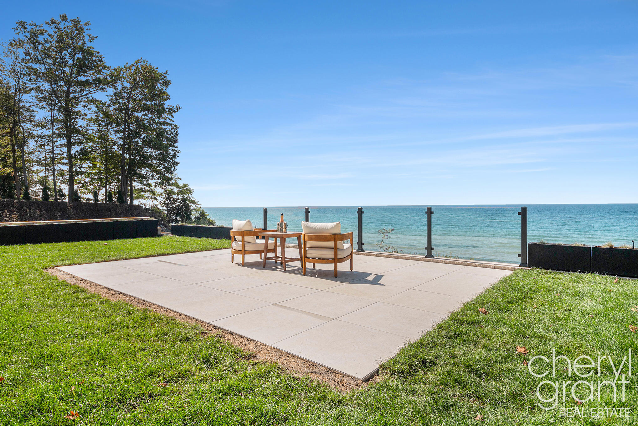 2576 Lakeshore Drive