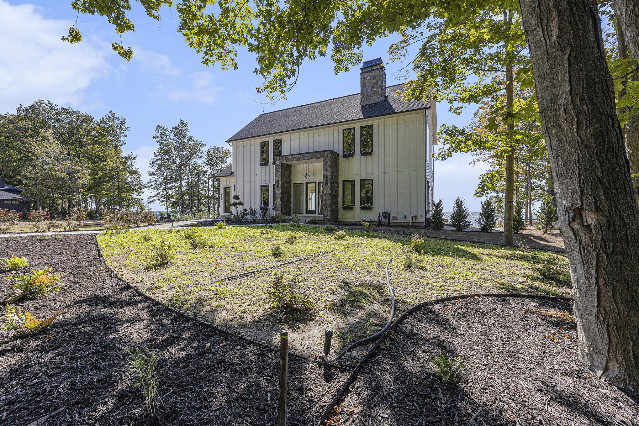 2576 Lakeshore Drive