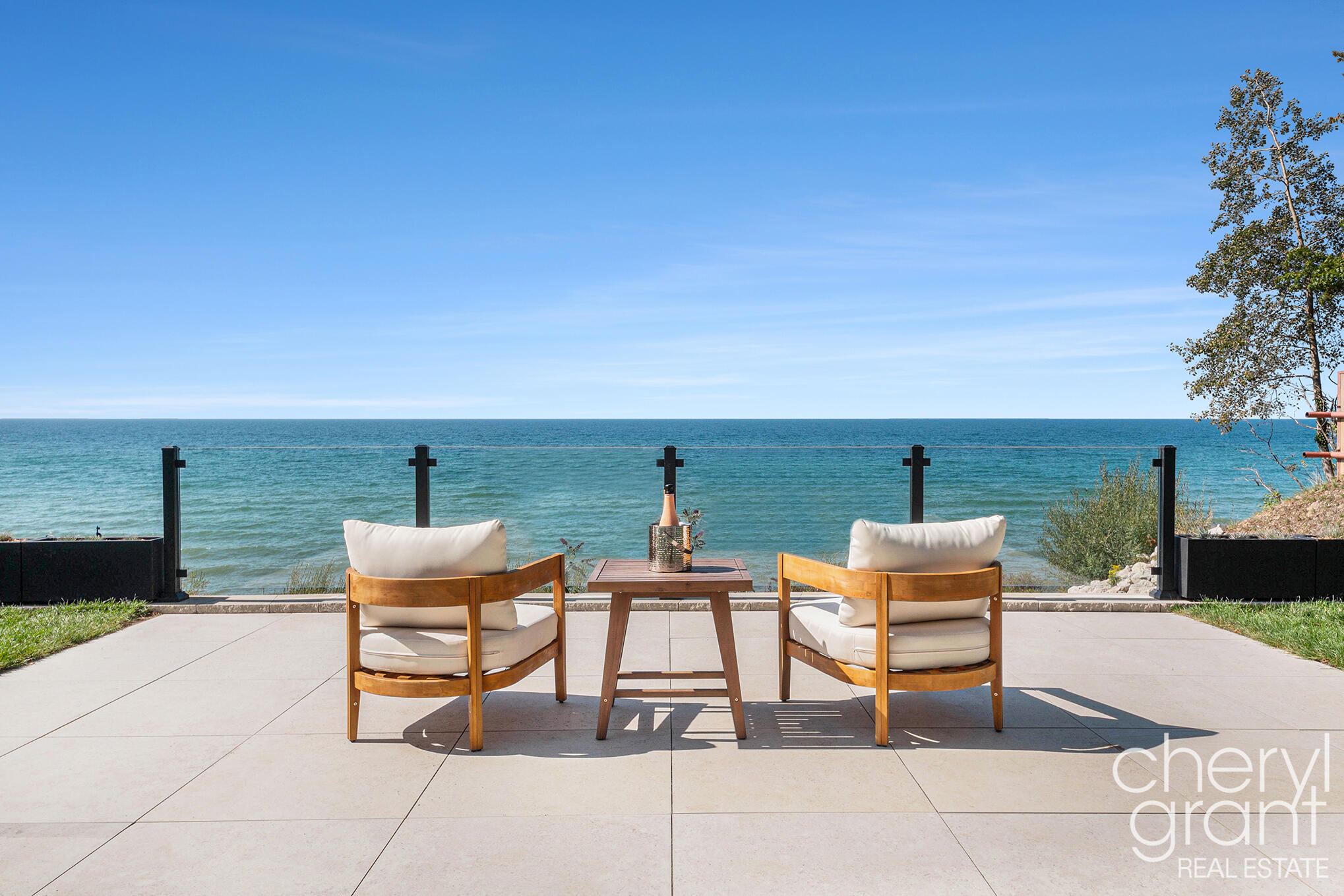 2576 Lakeshore Drive