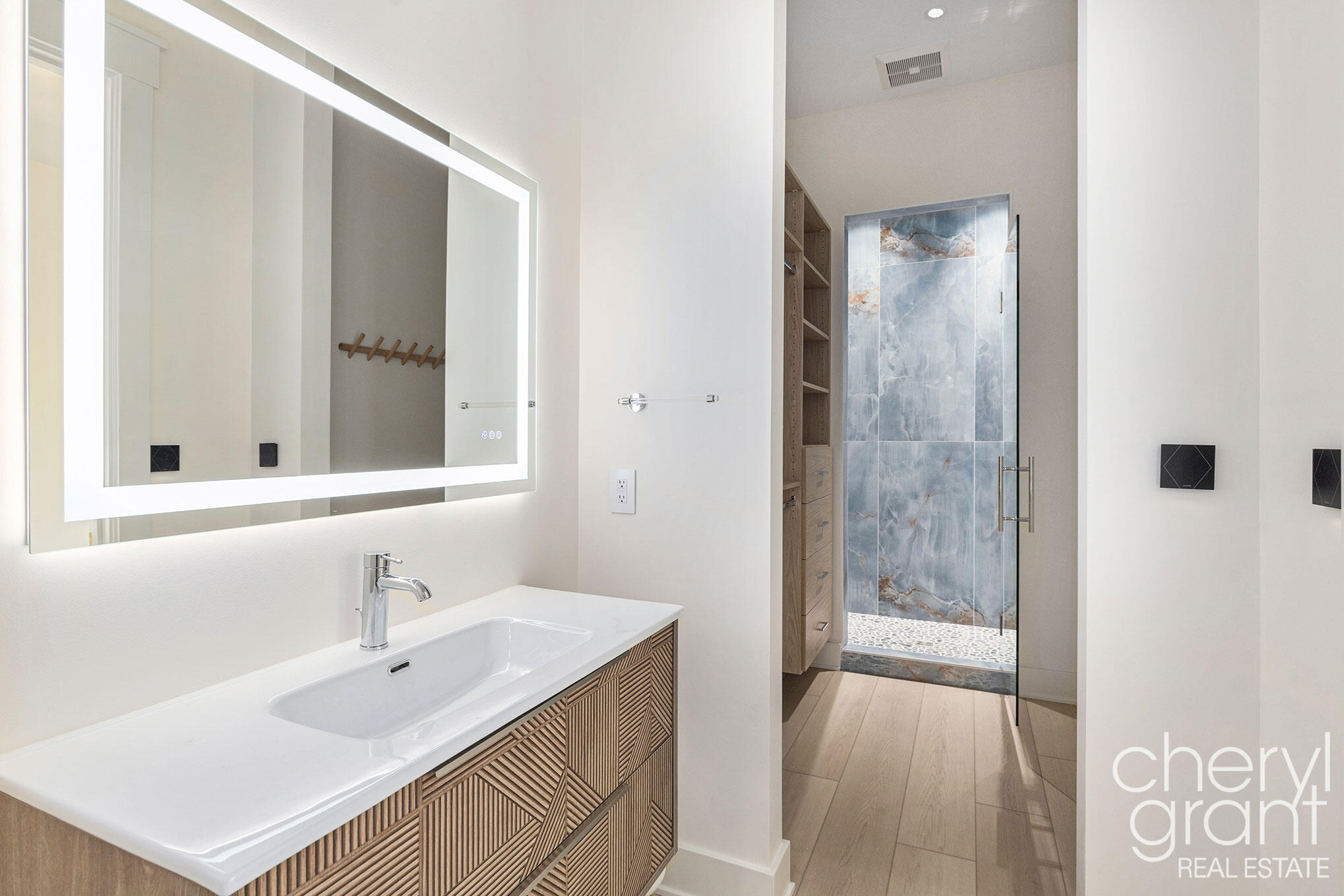 2576 Lakeshore Drive