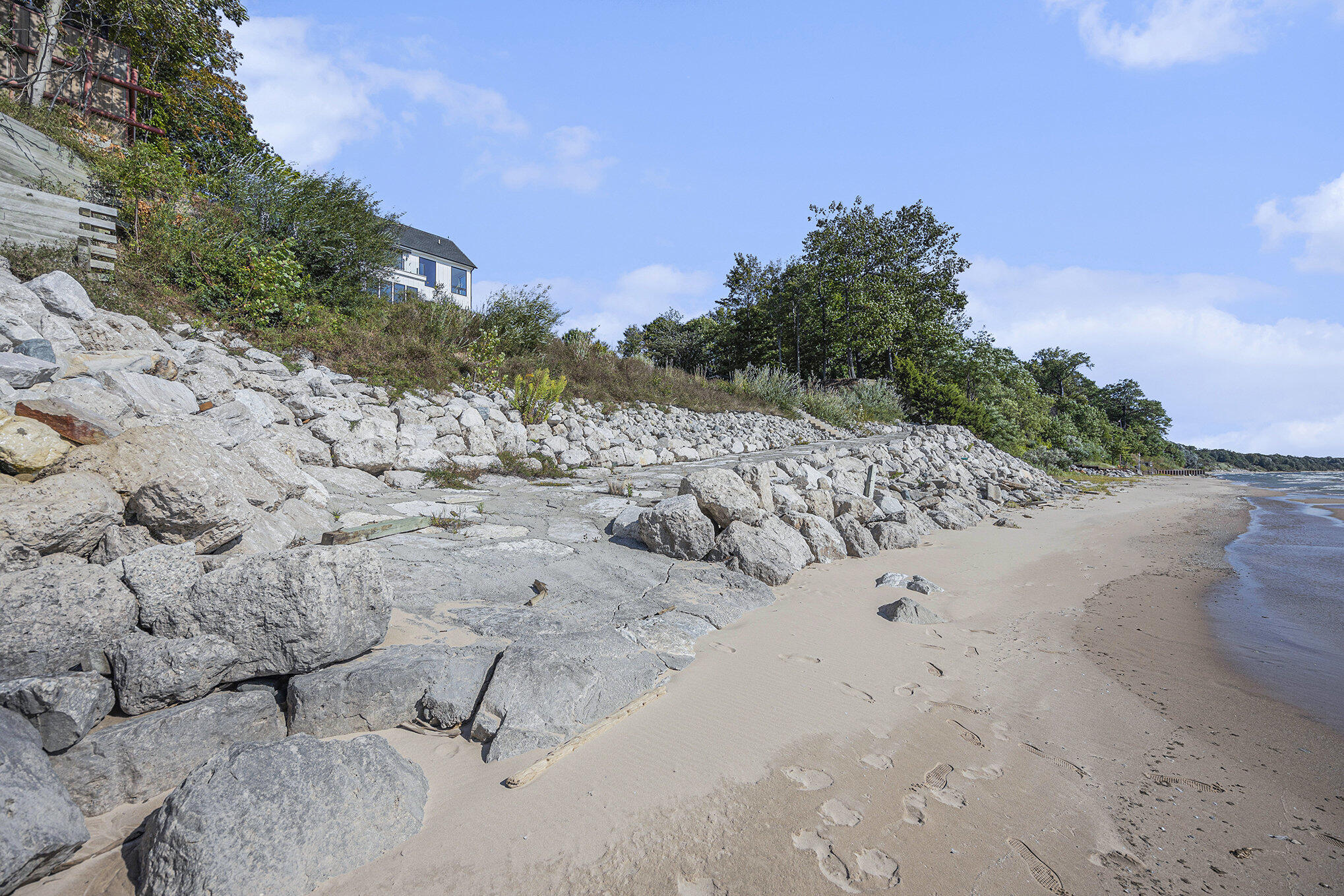 2576 Lakeshore Drive