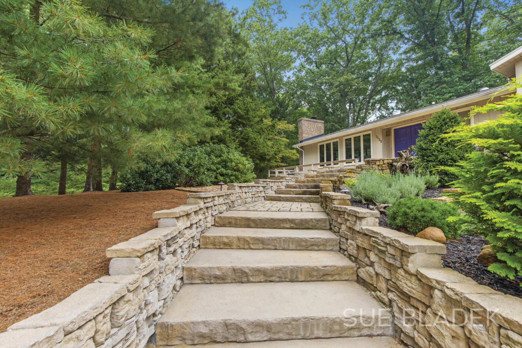 7135 Lakeshore Drive
