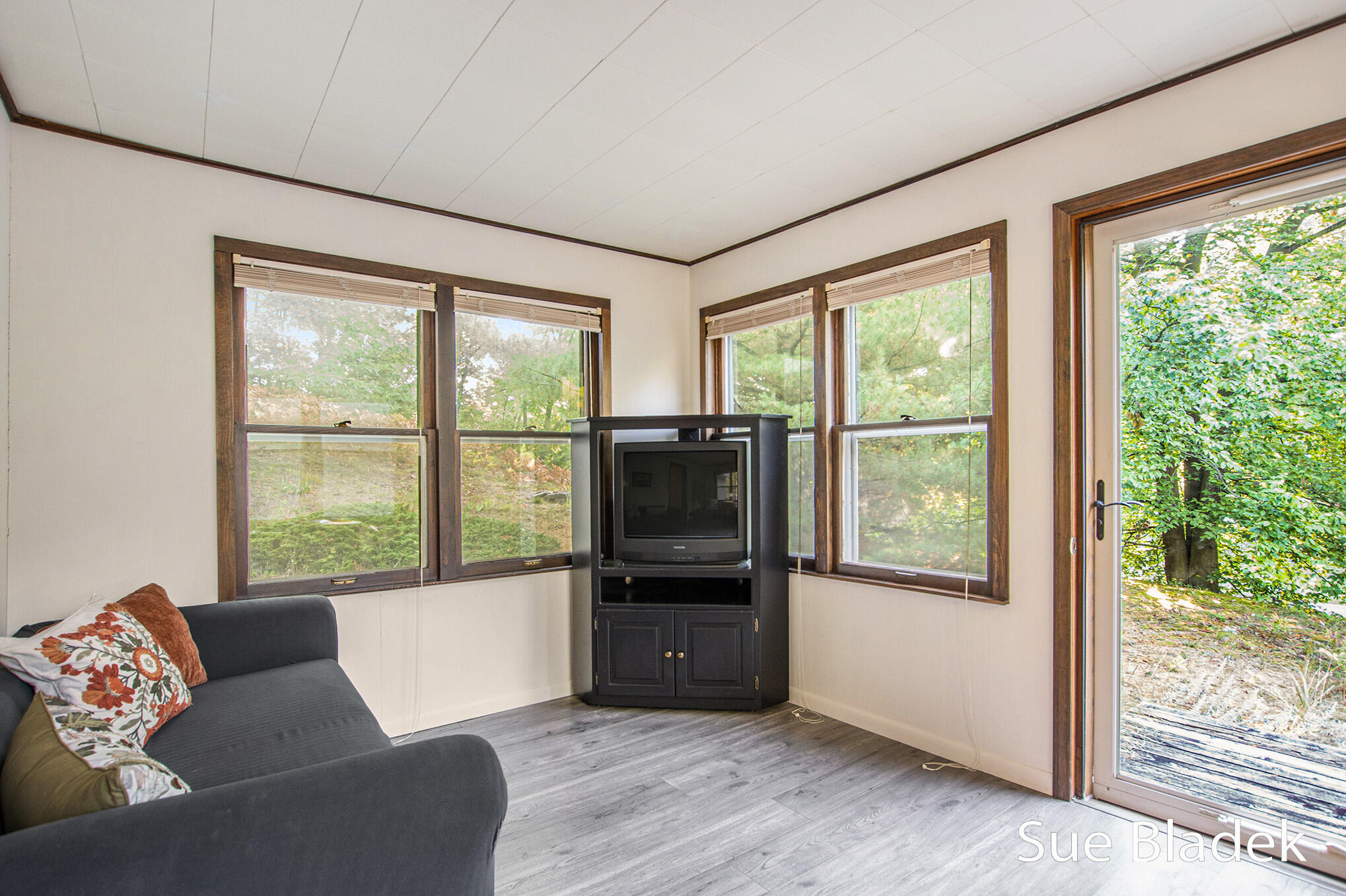 7135 Lakeshore Drive