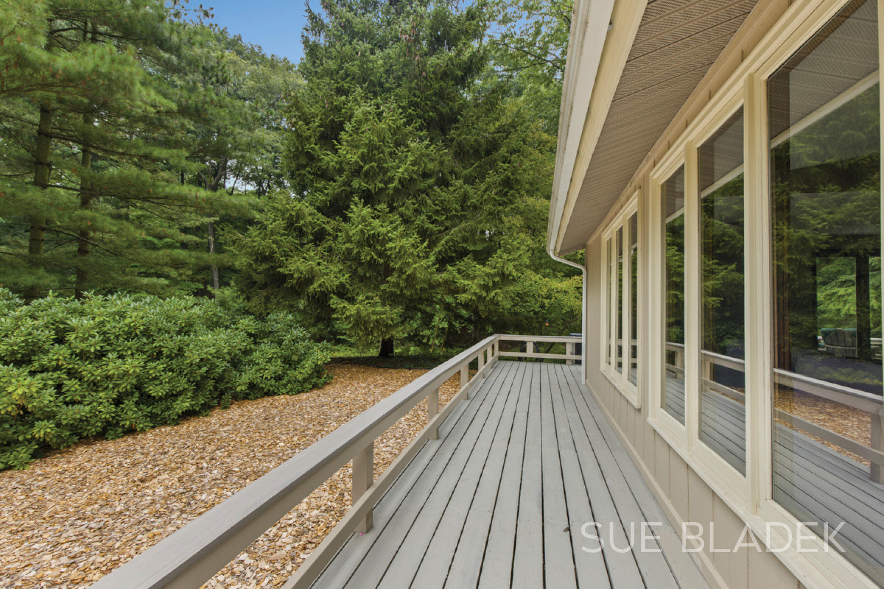 7135 Lakeshore Drive