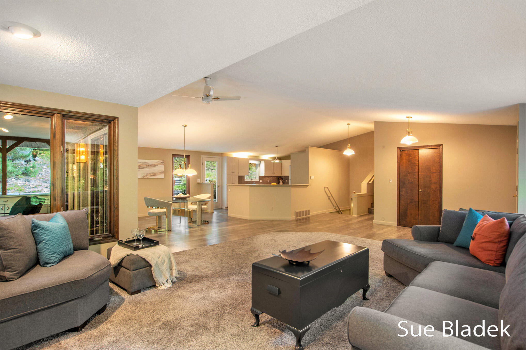 7135 Lakeshore Drive
