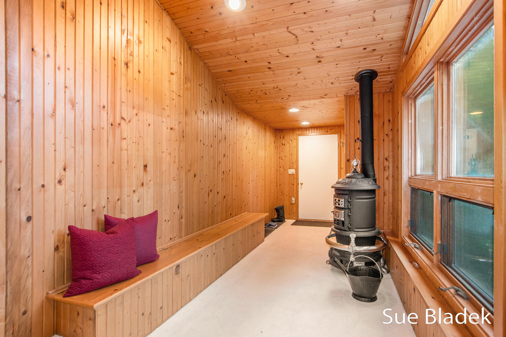 7135 Lakeshore Drive