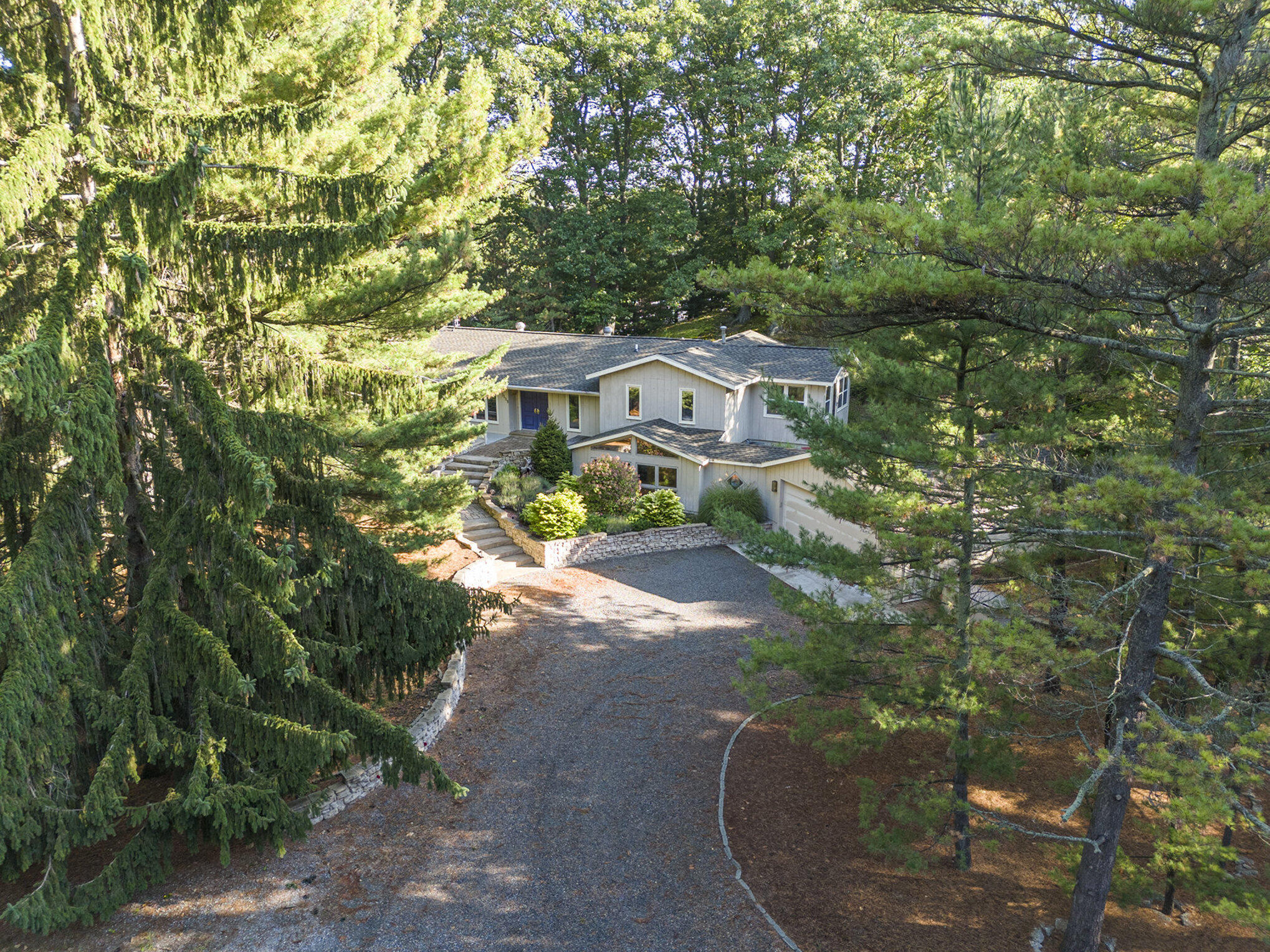 7135 Lakeshore Drive