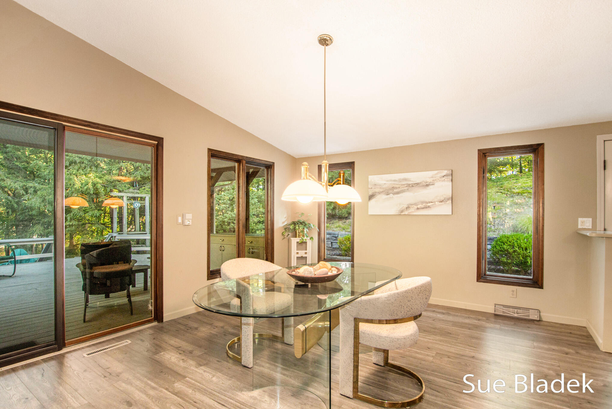 7135 Lakeshore Drive
