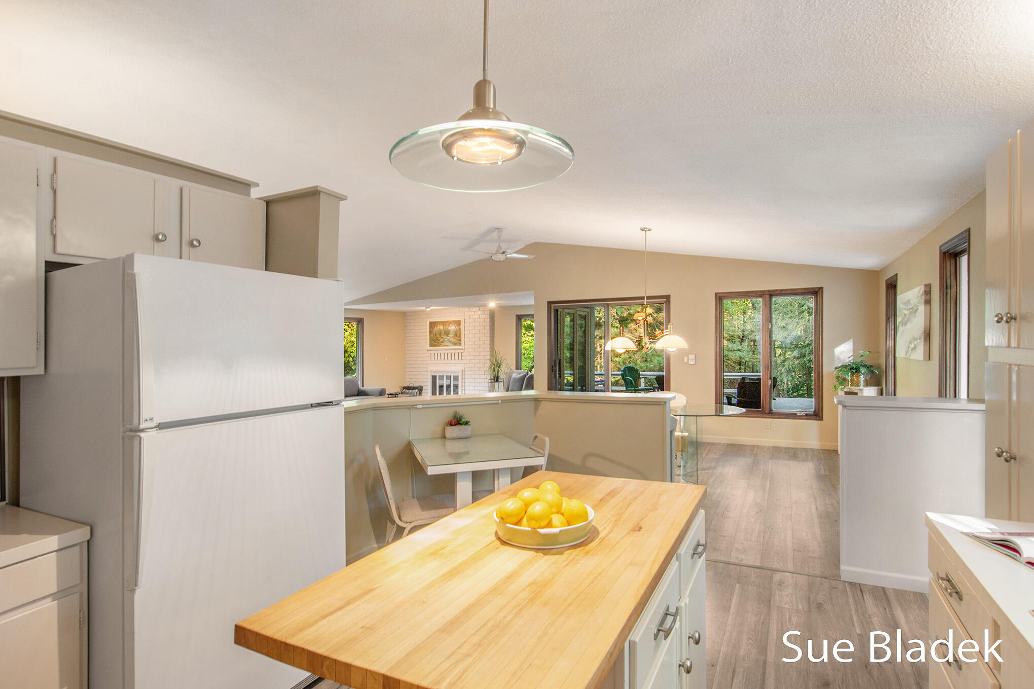 7135 Lakeshore Drive