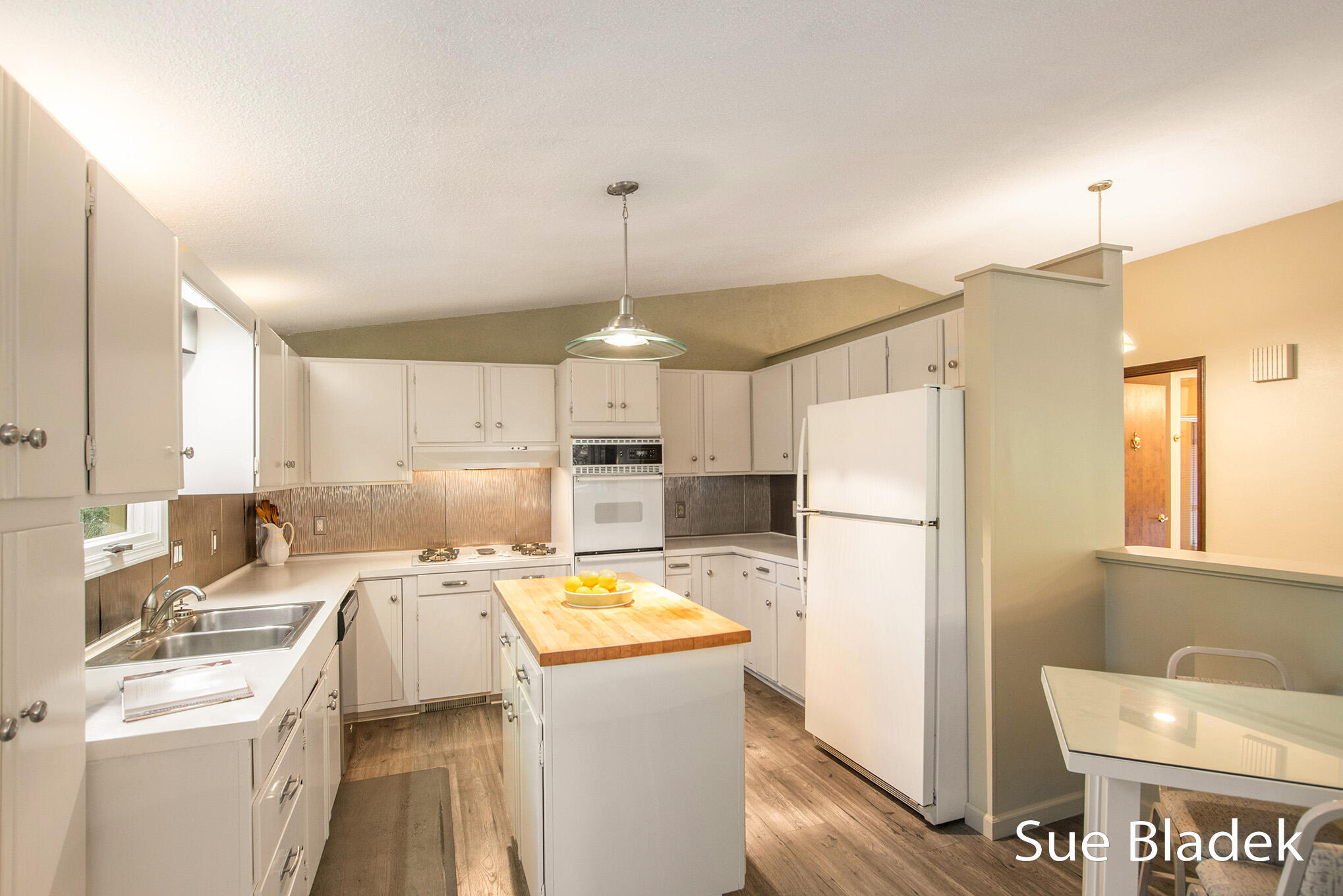 7135 Lakeshore Drive
