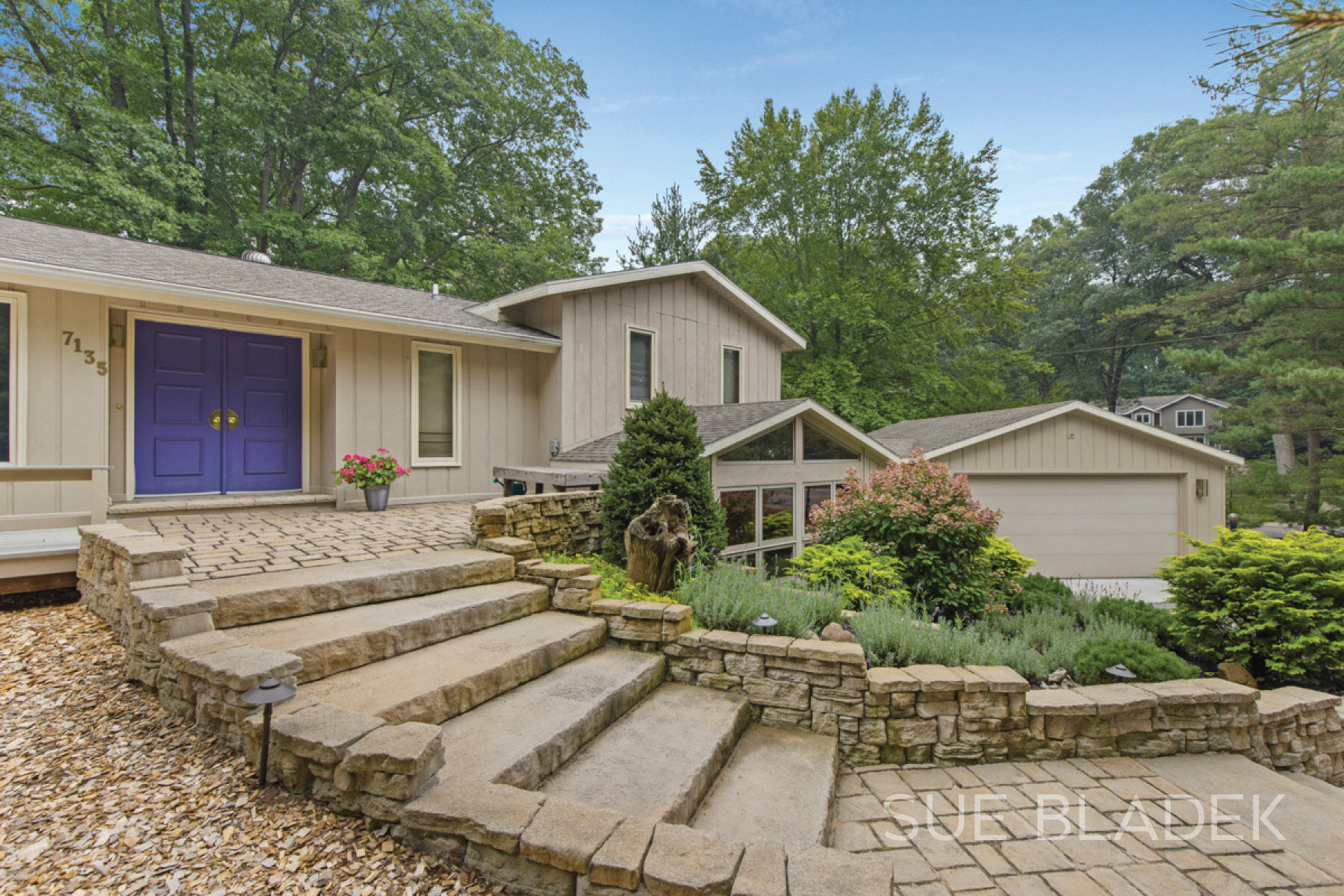 7135 Lakeshore Drive