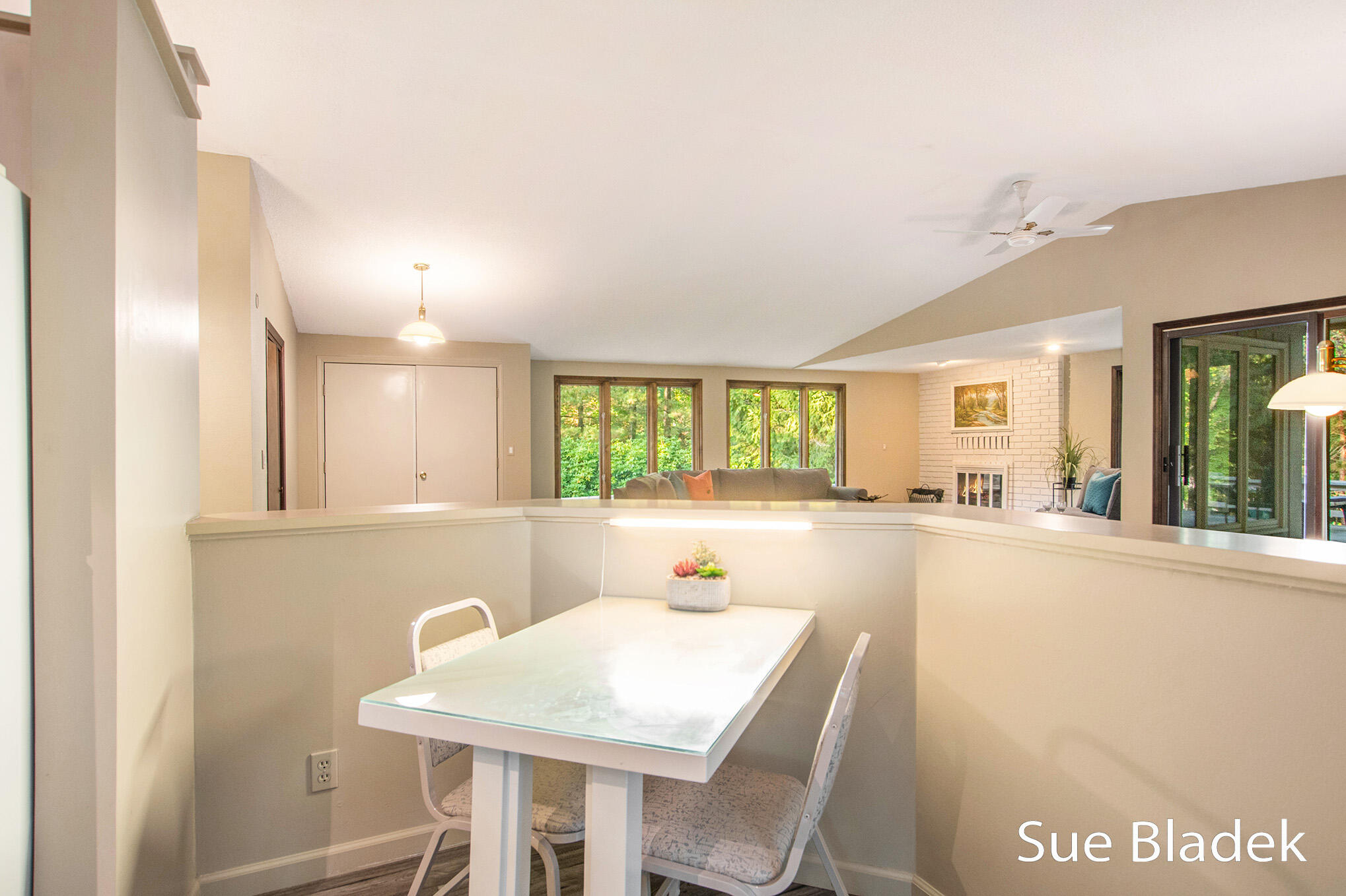 7135 Lakeshore Drive