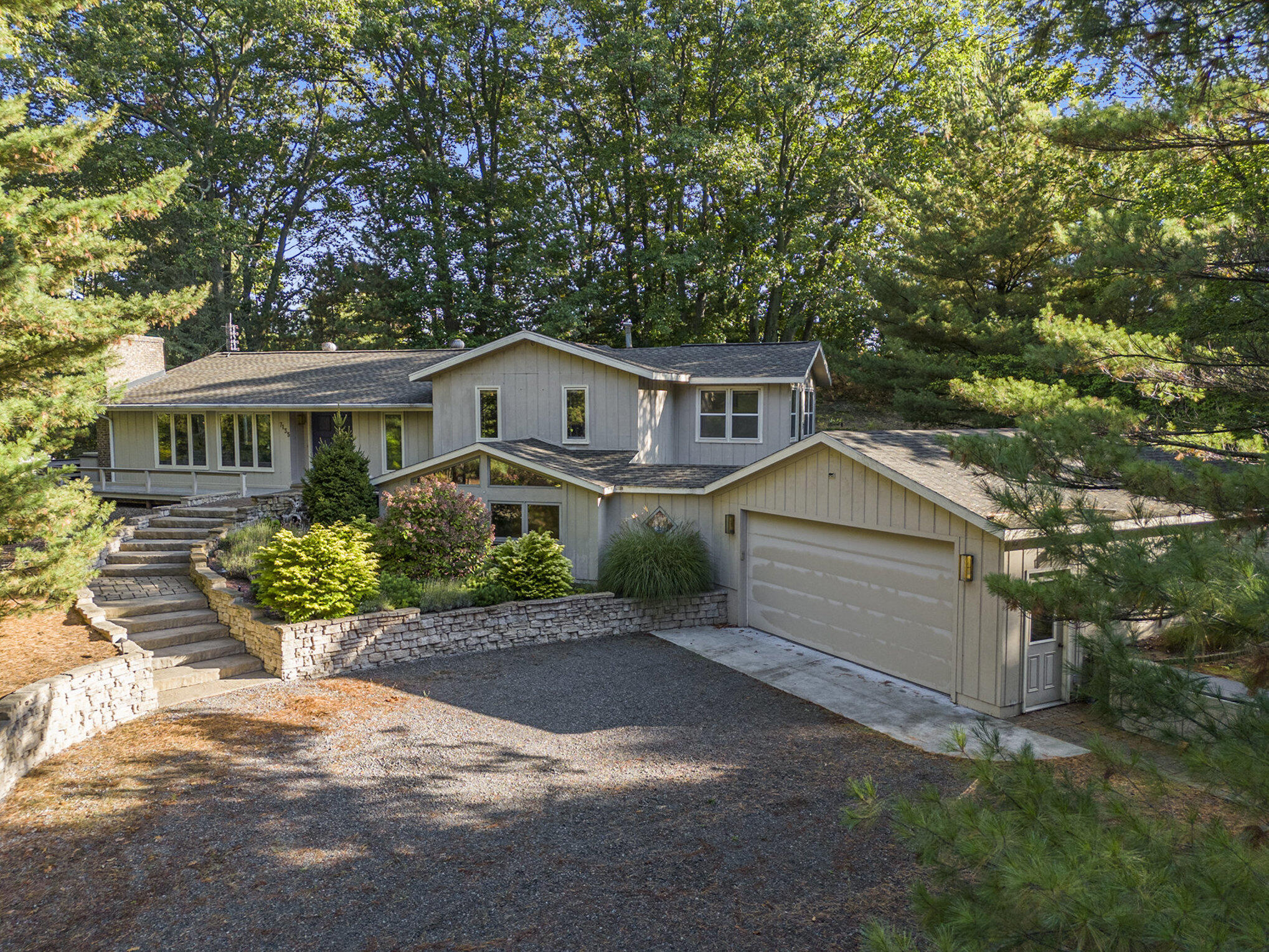 7135 Lakeshore Drive