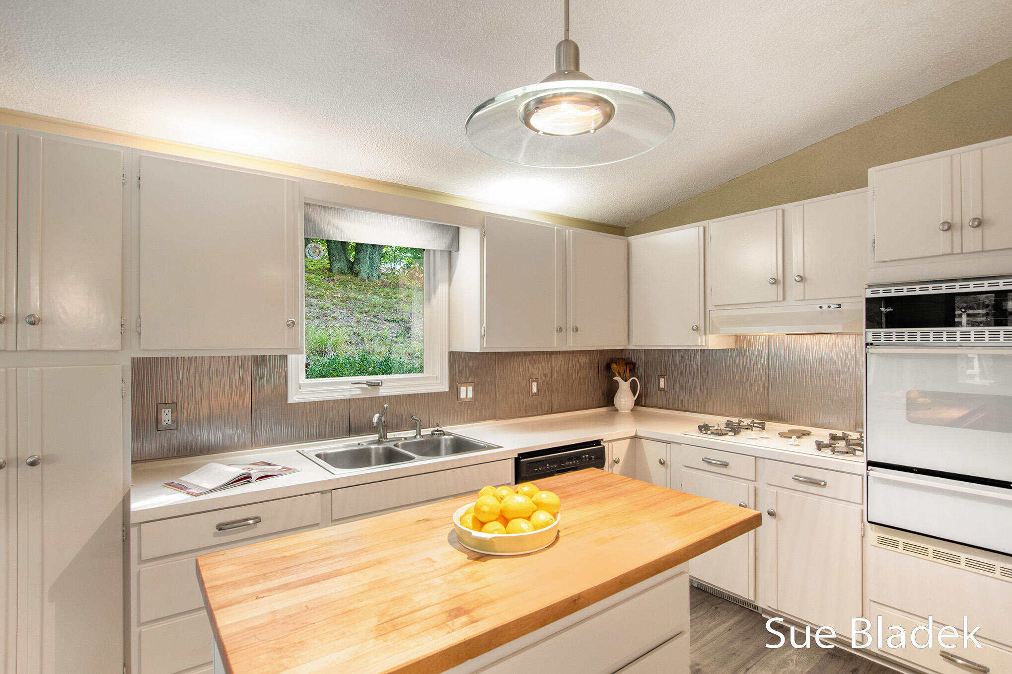 7135 Lakeshore Drive