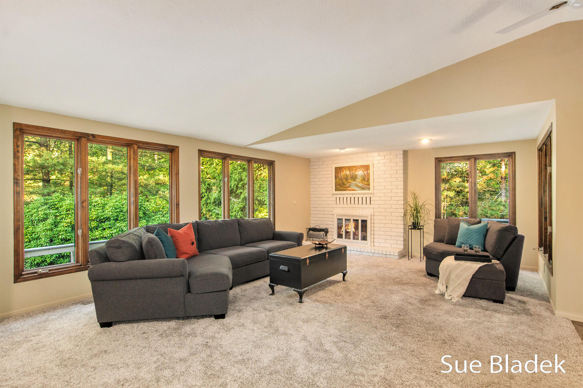 7135 Lakeshore Drive